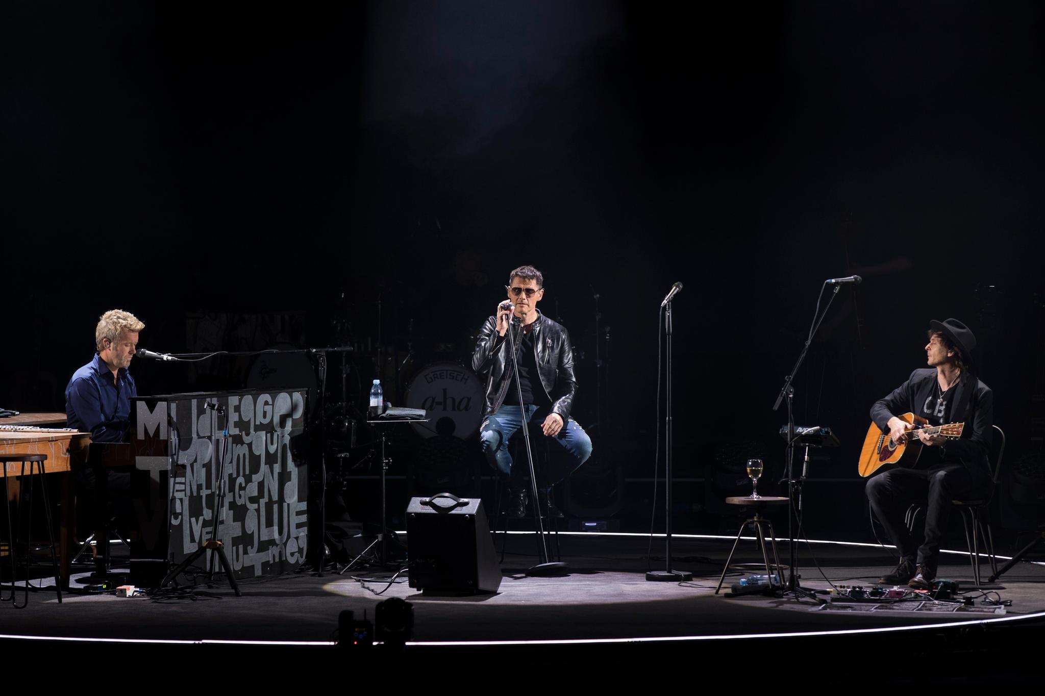 Magne Furuholmen (til venstre), Morten Harket og Paul Waaktaar-Savoy under a-has konsert i Oslo Spektrum i 2018. 