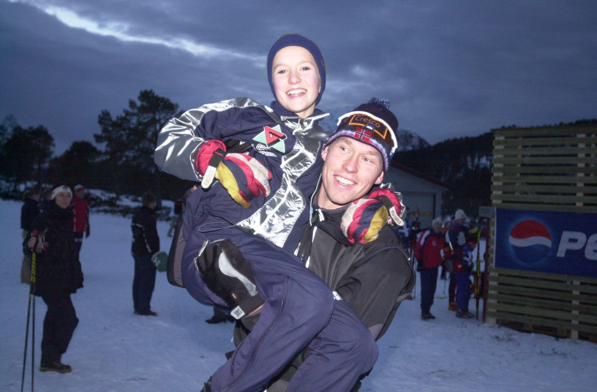 Karoline Bjerkeli Grøvdal og søskenbarn Håvard Bjerkeli under romjulsrennet på Skaret i Molde i 2002. 