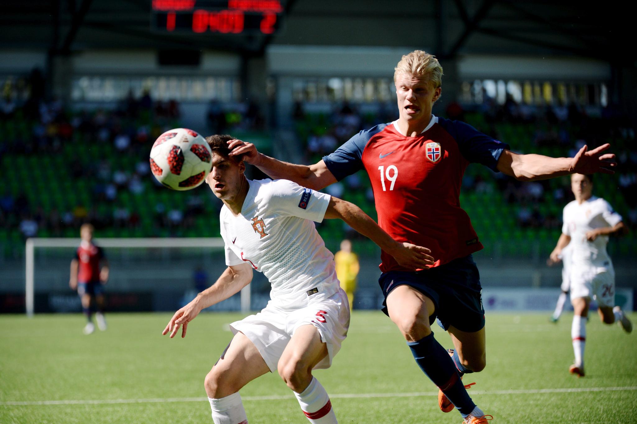 I Eliteserien har Erling Braut Håland vært et angrep alene i sommer. I åpningskampen i EM mot Portugal scoret han imidlertid ikke.