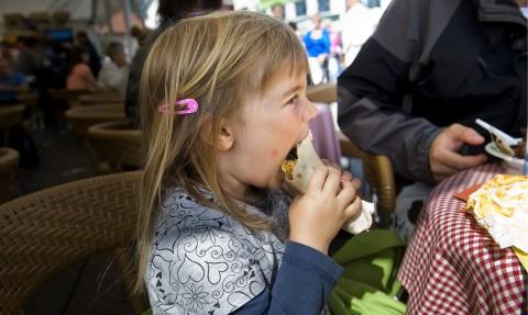 NAM: Fire år gamle Firda Verstad Bjartung spiser en wrap hos restaurant Mexico. Året er 2009.