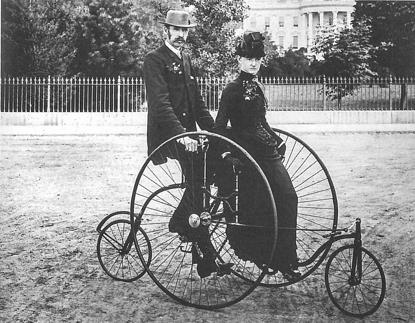 Tandem-modeller med tre og fire hjul var populære hos par som ville sykle sammen. Denne kunne omgjøres til en énmannsvelociped.