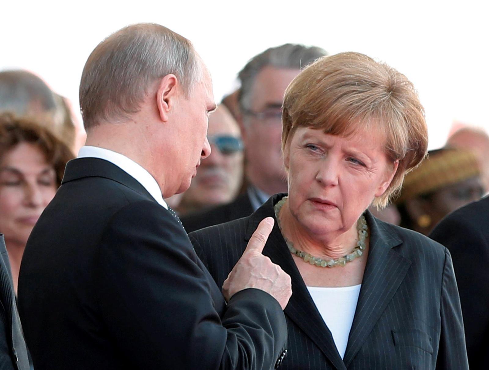 Kansler Angela Merkel har lenge forsøkt å megle for å stanse krigen i Ukraina, og hennes tillit til Putin har blitt stadig mindre. Hun og den tyske regjeringen væpner diplomater med saklig informasjon mot den russiske propagandamaskinen. 