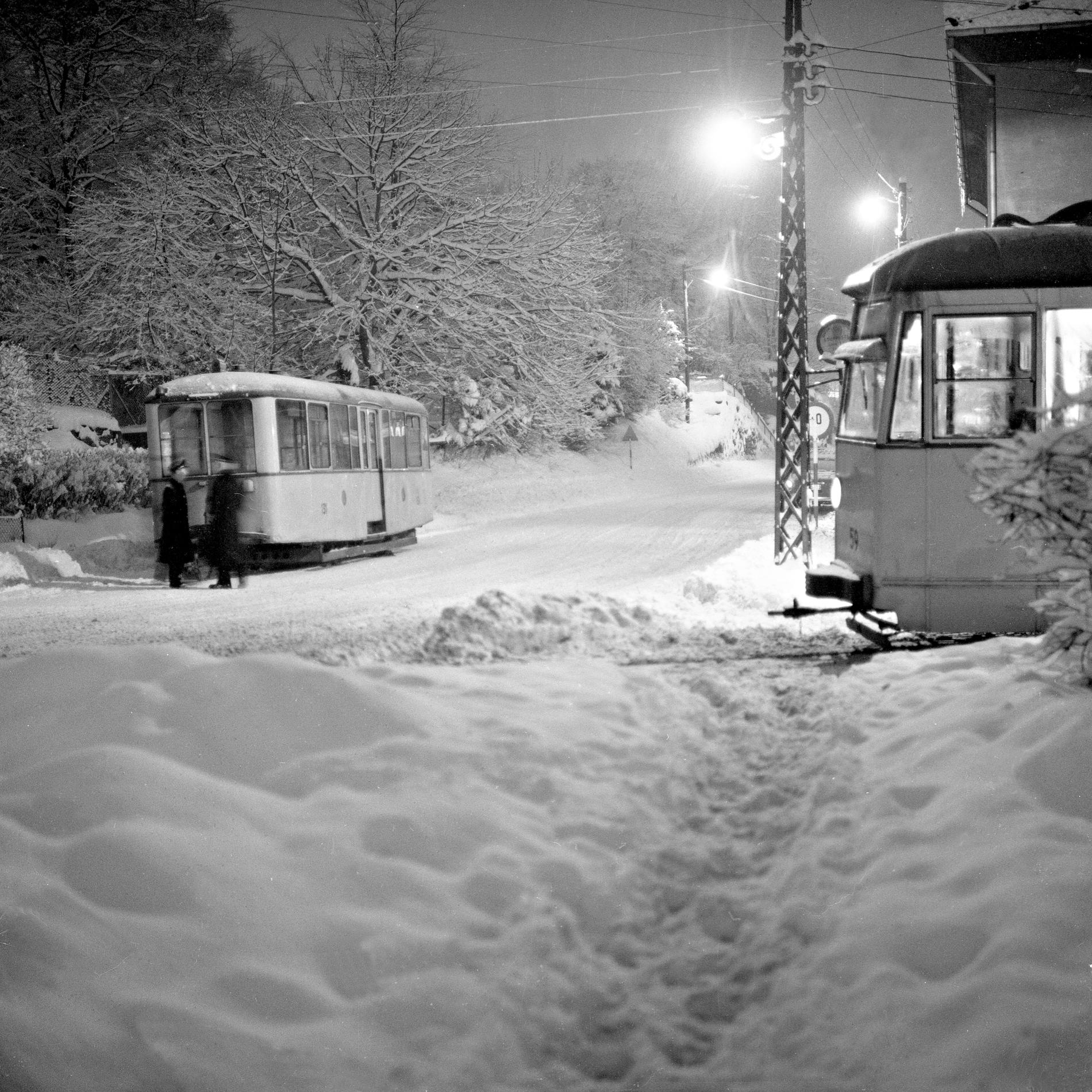 HOPPET AV: I januar 1959 var det et forrykende snøvær i Bergen, og trikken på linje 1 hoppet rett og slett av sporet under pensing ved trikkesløyfen på Minde.