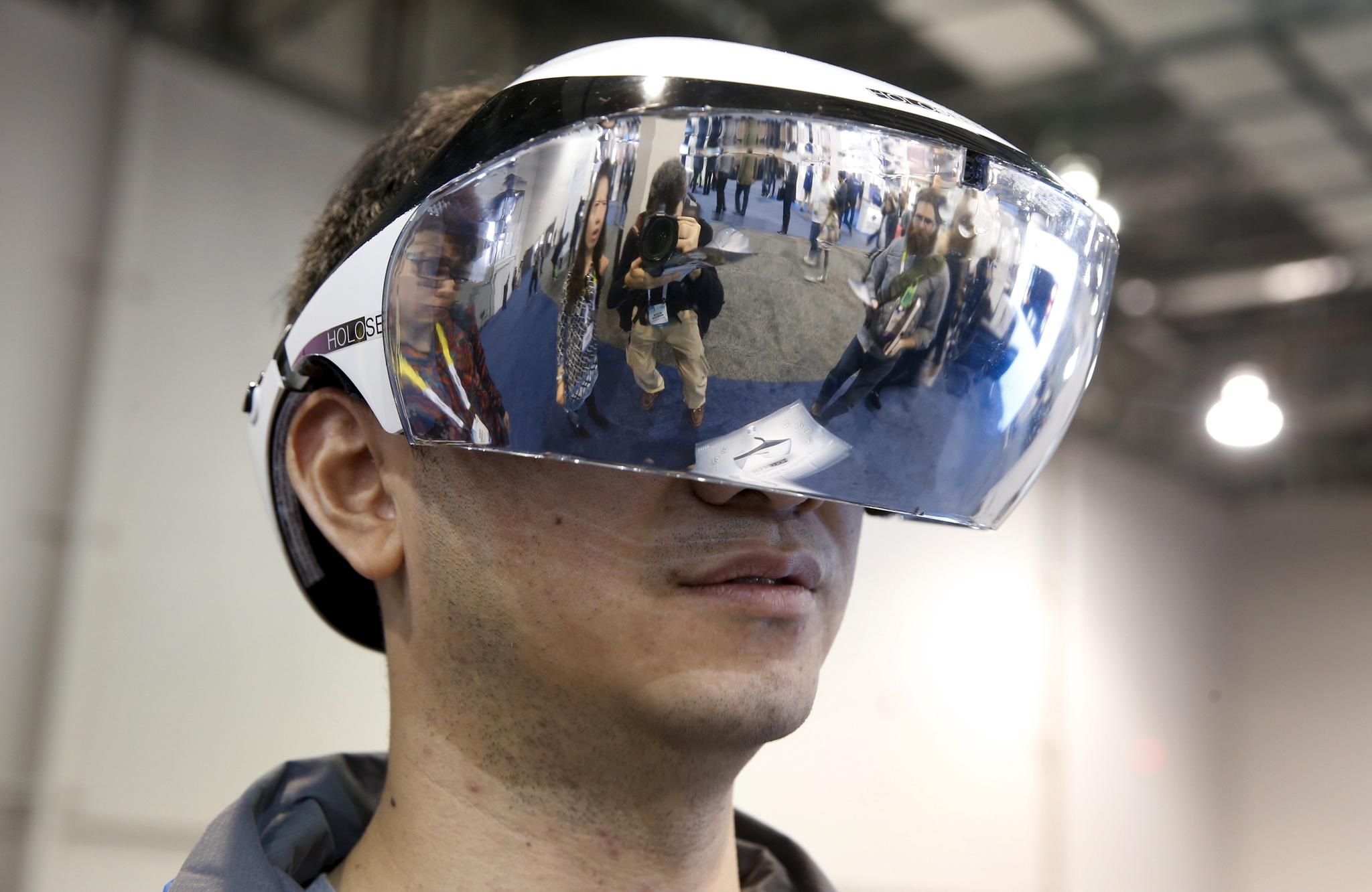 NYTT: Det spekuleres i om HTC vil bruke CES til å vise frem en portabel versjon av sine Vive VR-briller. Her et par AR-briller fra kinesiske Caputer som ble vist frem på fjorårets messe.