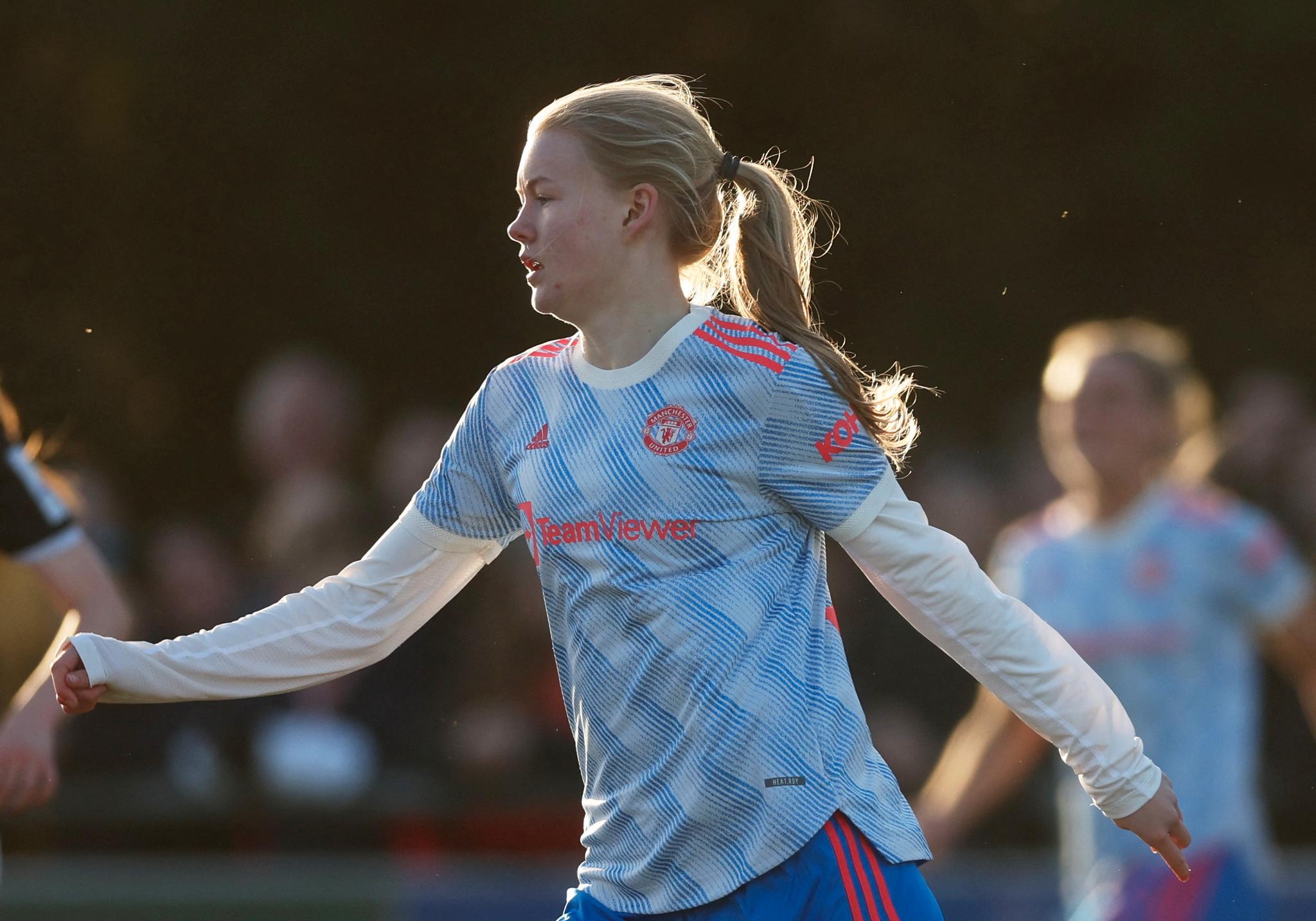 Karna Solskjær kunne glede seg over seg sitt andre trofé denne sesongen med Manchester Uniteds U-21-lag.