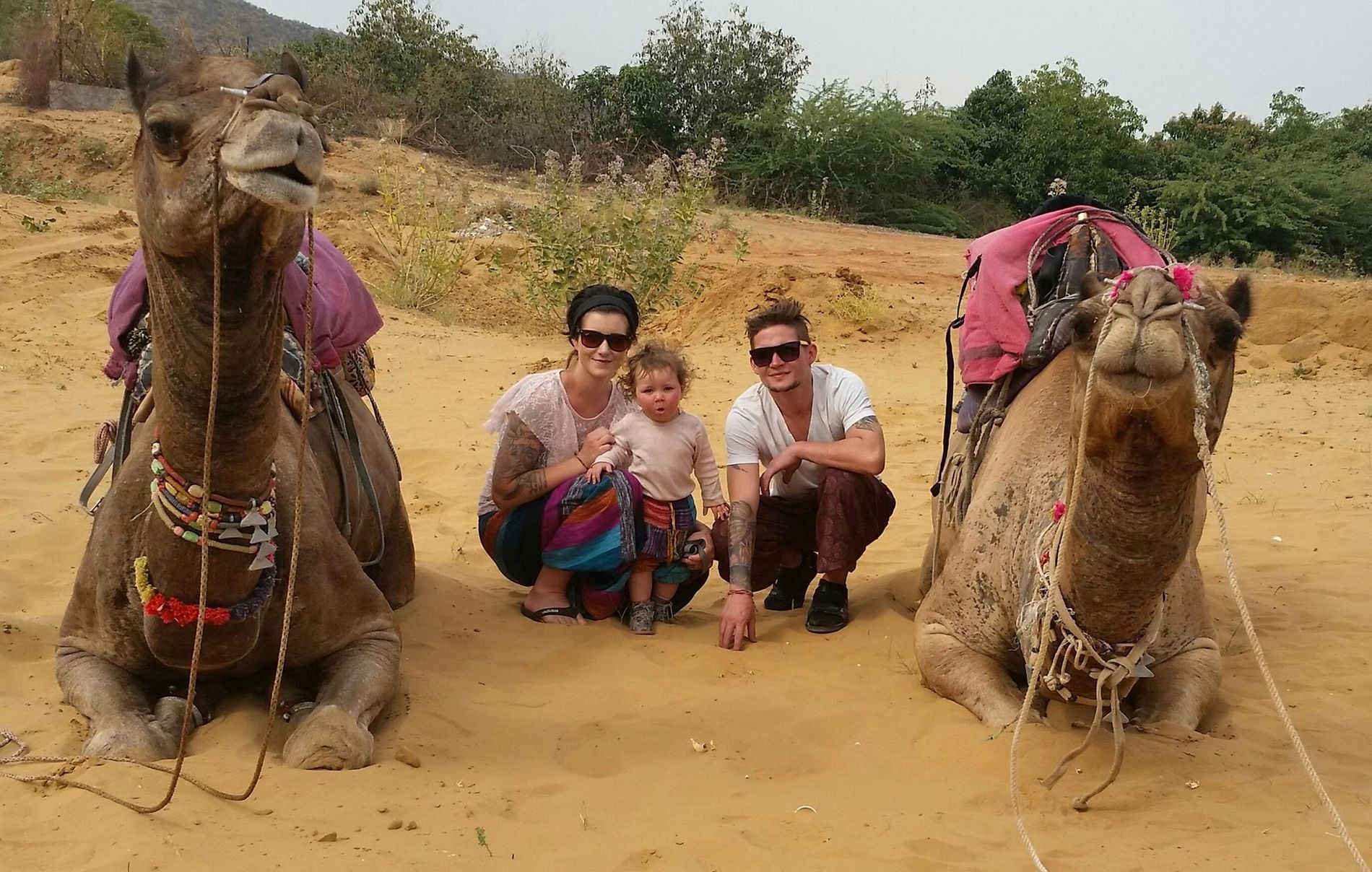 Sørlandsfamilien på kamelridning i India. 