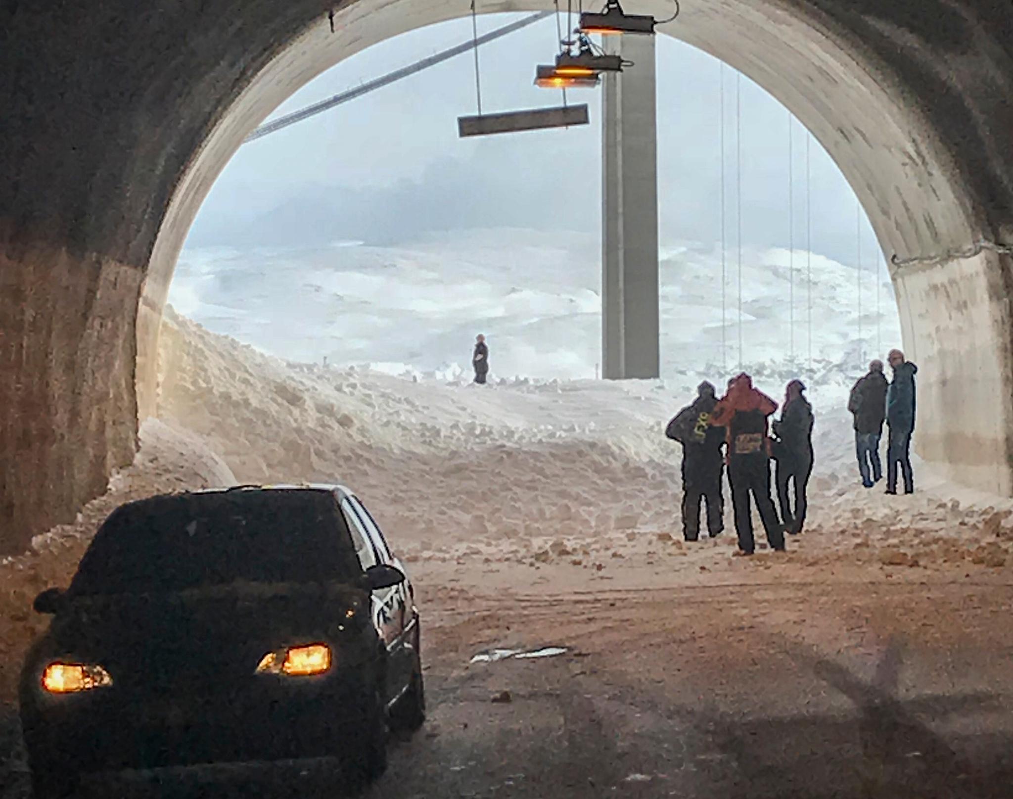 Trafikanter ble stående inne i tunnelen etter snøskredet på riksvei 94