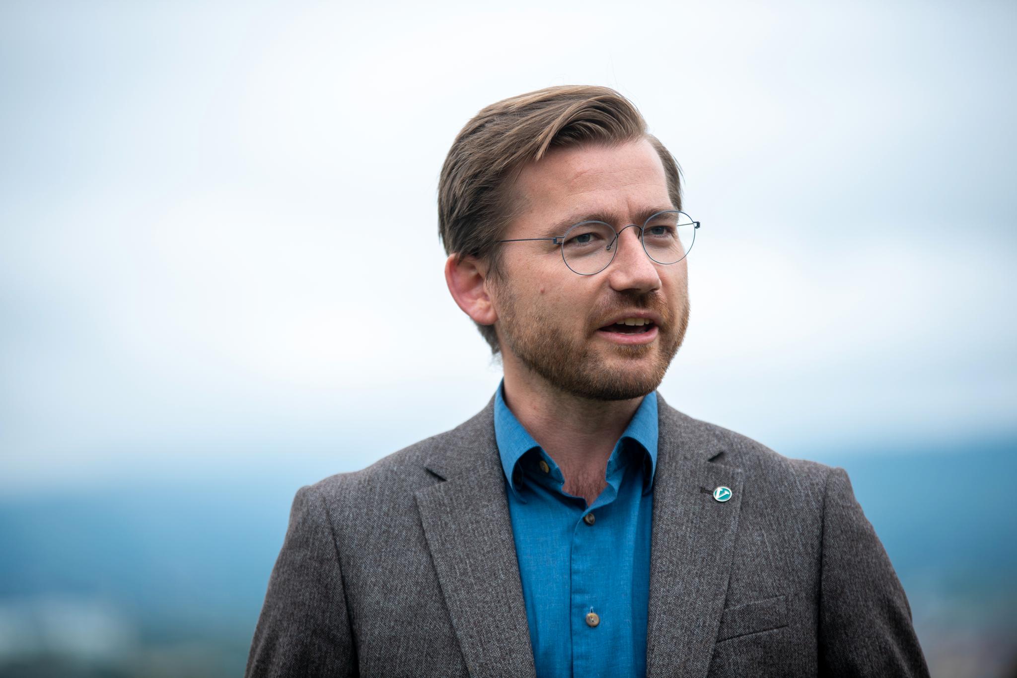 Venstre-nestleder Sveinung Rotevatn er kritisk til Jens Stoltenberg som ny sentralbanksjef. 