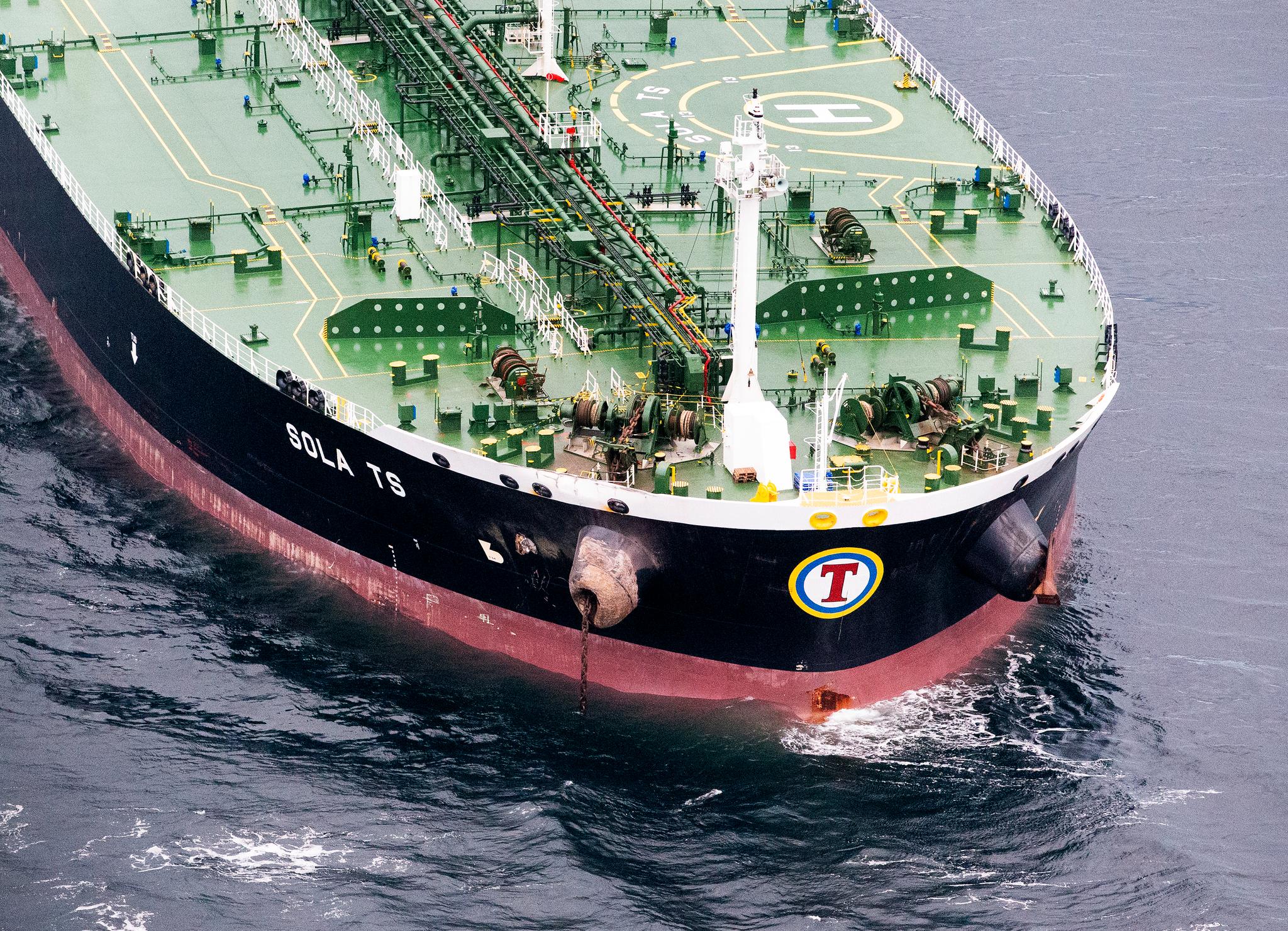 Tankskipet var lastet med nesten 10.000 millioner olje da ulykken skjedde. Tankskipet har kun fått mindre skader i sammenstøtet.