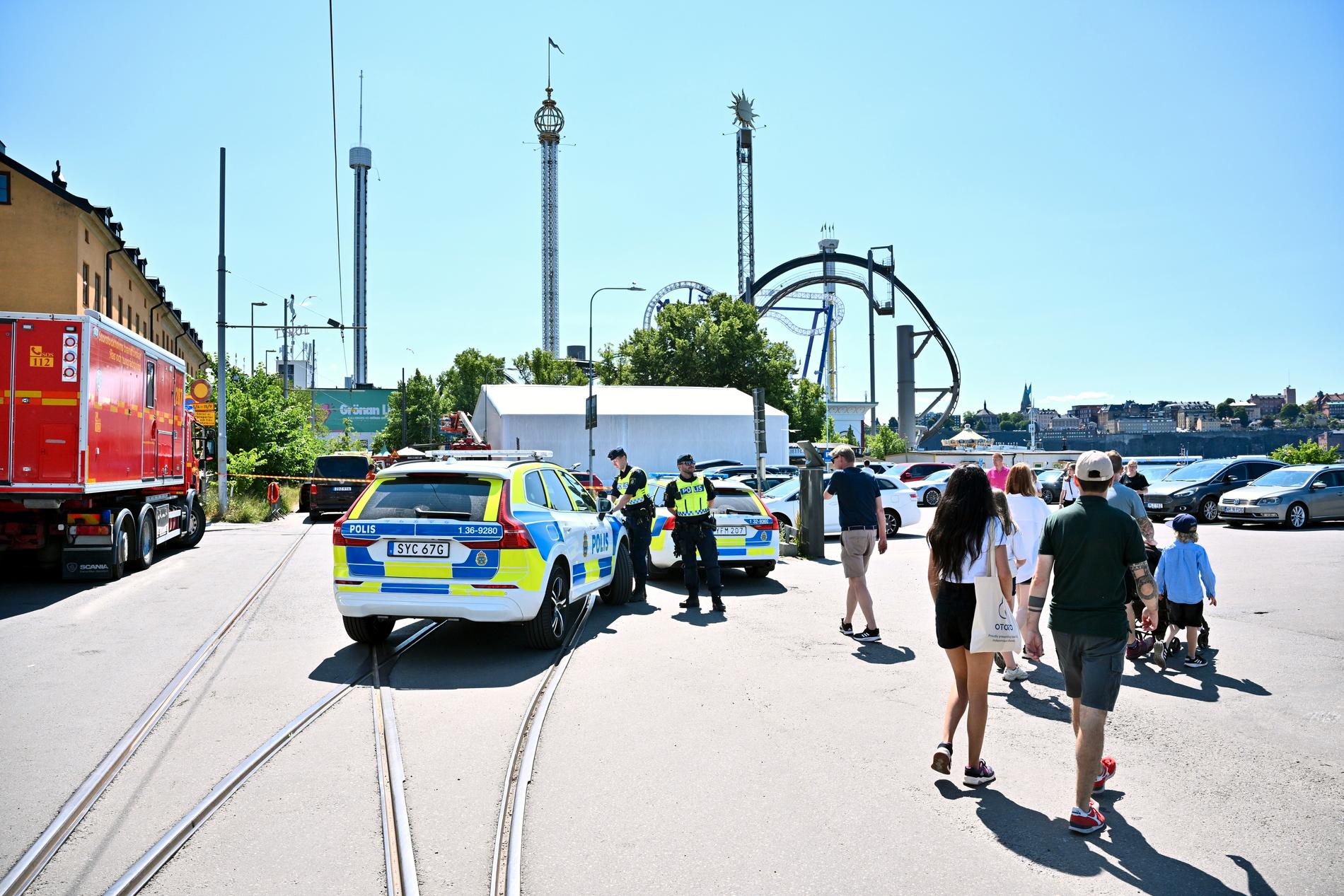 Én person omkom og flere ble skadd da en berg-og-dalbane på fornøyelsesparken Gröna Lund i Stockholm sporet av søndag. 