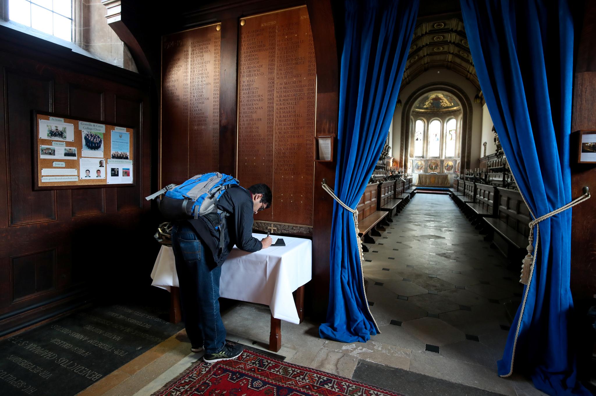 En kondolansebok ble lagt tilgjengelig for publikum i kapellet ved University of Cambridge etter at nyheten om Stephen Hawkings død gikk verden over 14. mars. 