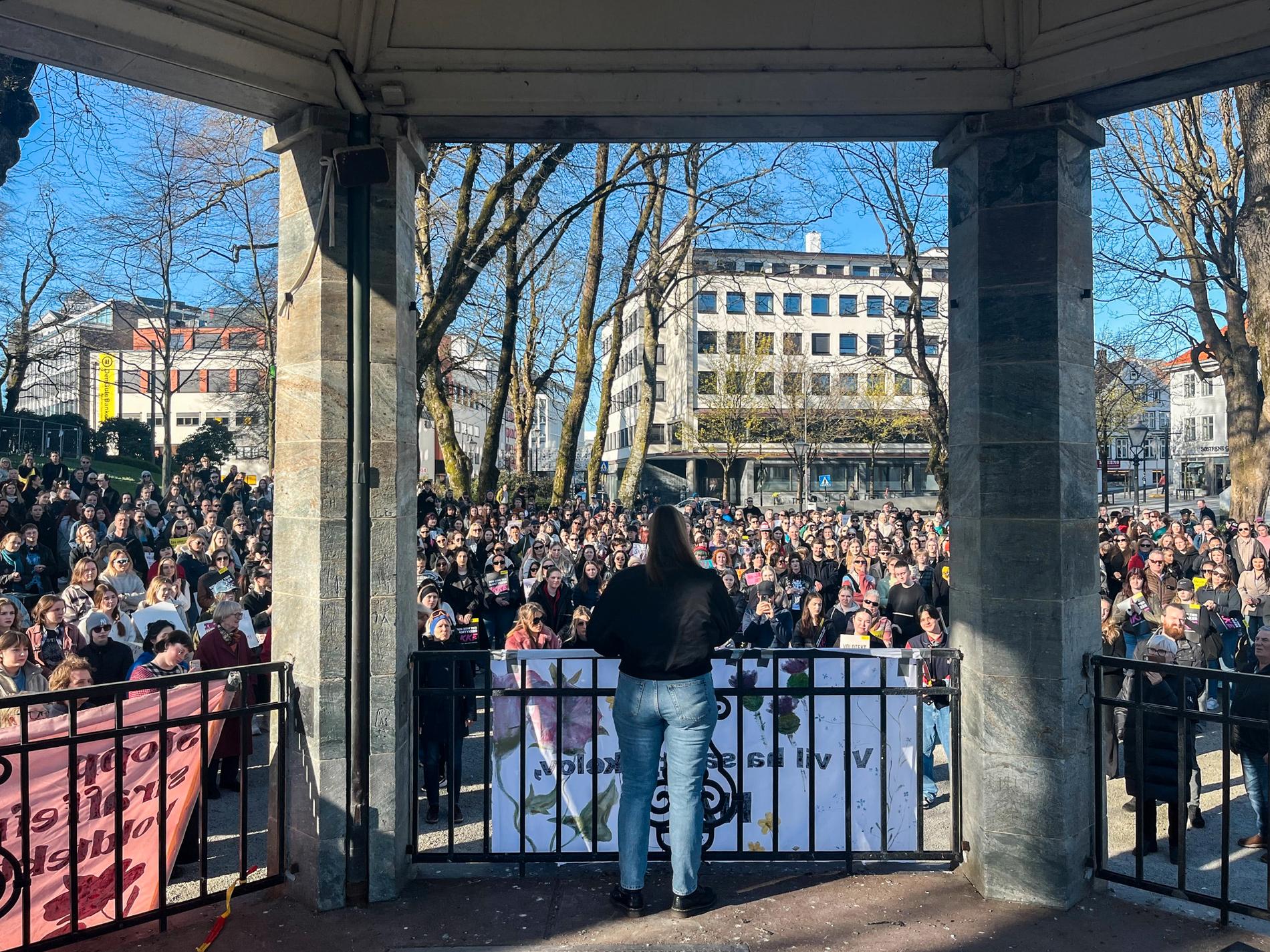 Onsdag kveld møtte fleire hundre opp i Byparken i Stavanger for å demonstrera for samtykkelov i Norge.