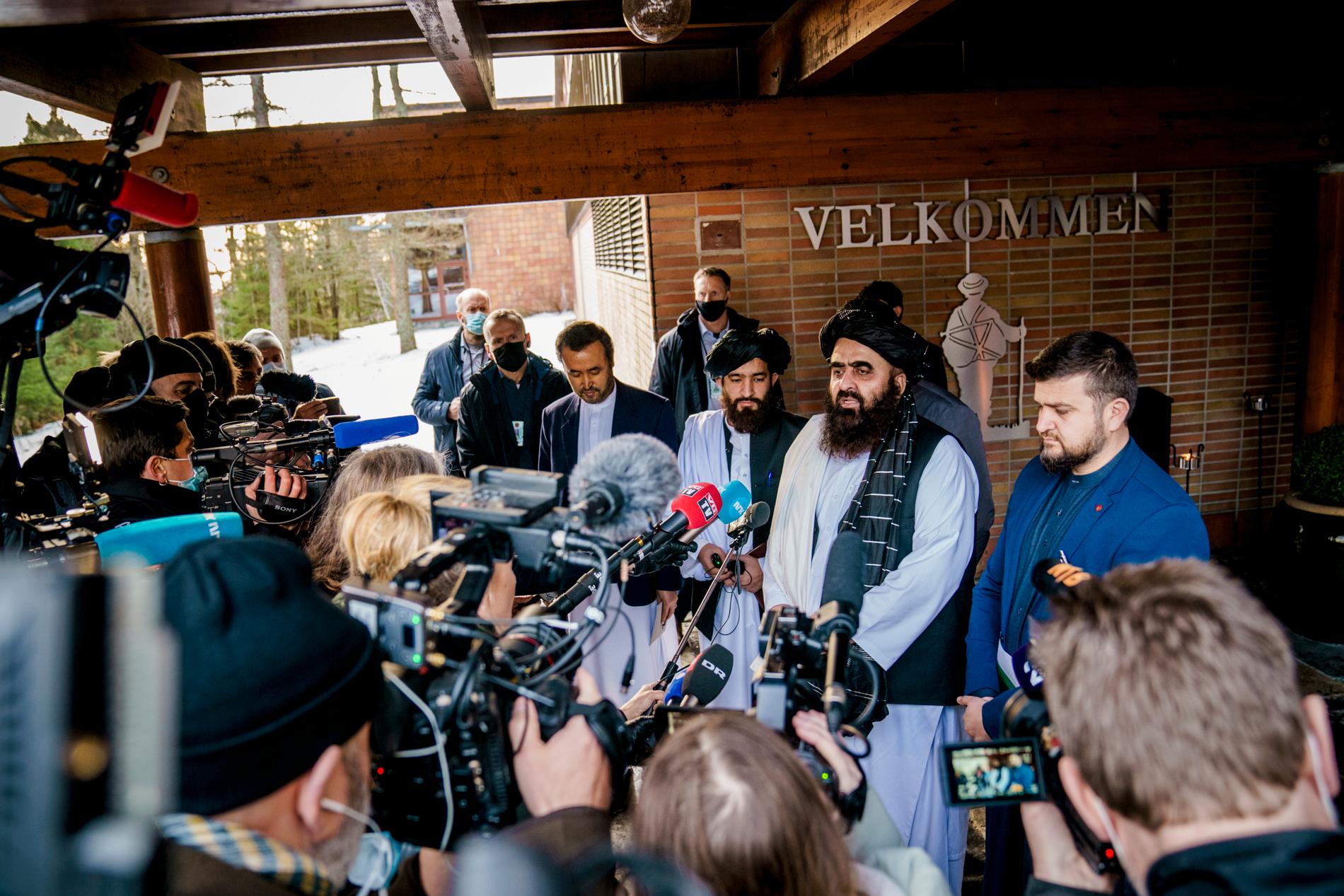 Talibans utenriksminister Amir Khan Muttaqi skrøt av at grupperingen har fått en scene gjennom møtene som nå pågår i Oslo. – Men de vet godt at de ikke får betalt for å stå på scenen uten å innfri krav, sier statssekretær Henrik Thune (Ap). 