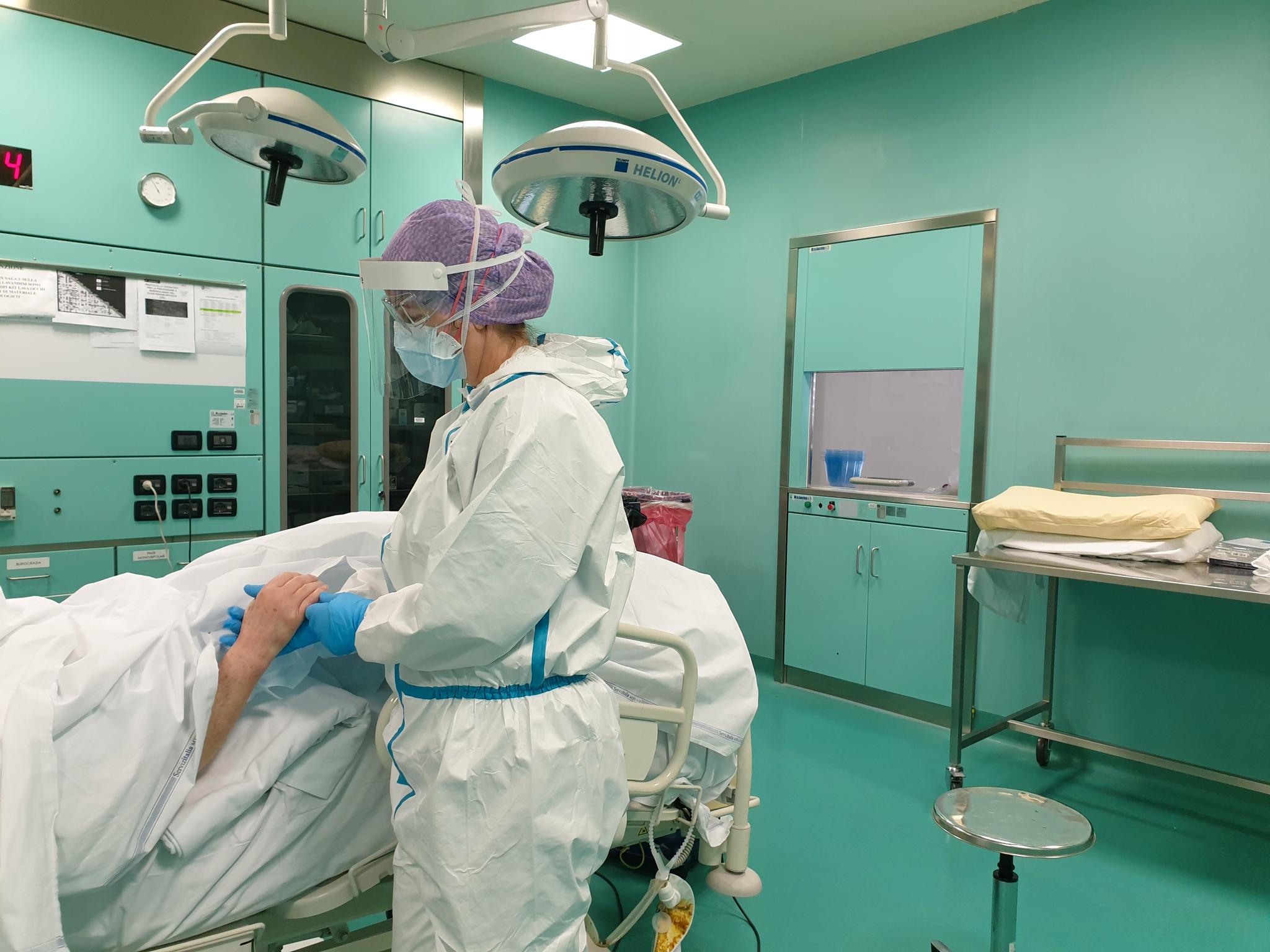 Her er en av de norske sykepleierne i NOR EMT på jobb på intensivavdelingen ved Bolognini Seriate sykehuset i Lombardiaregionen i Italia. 
