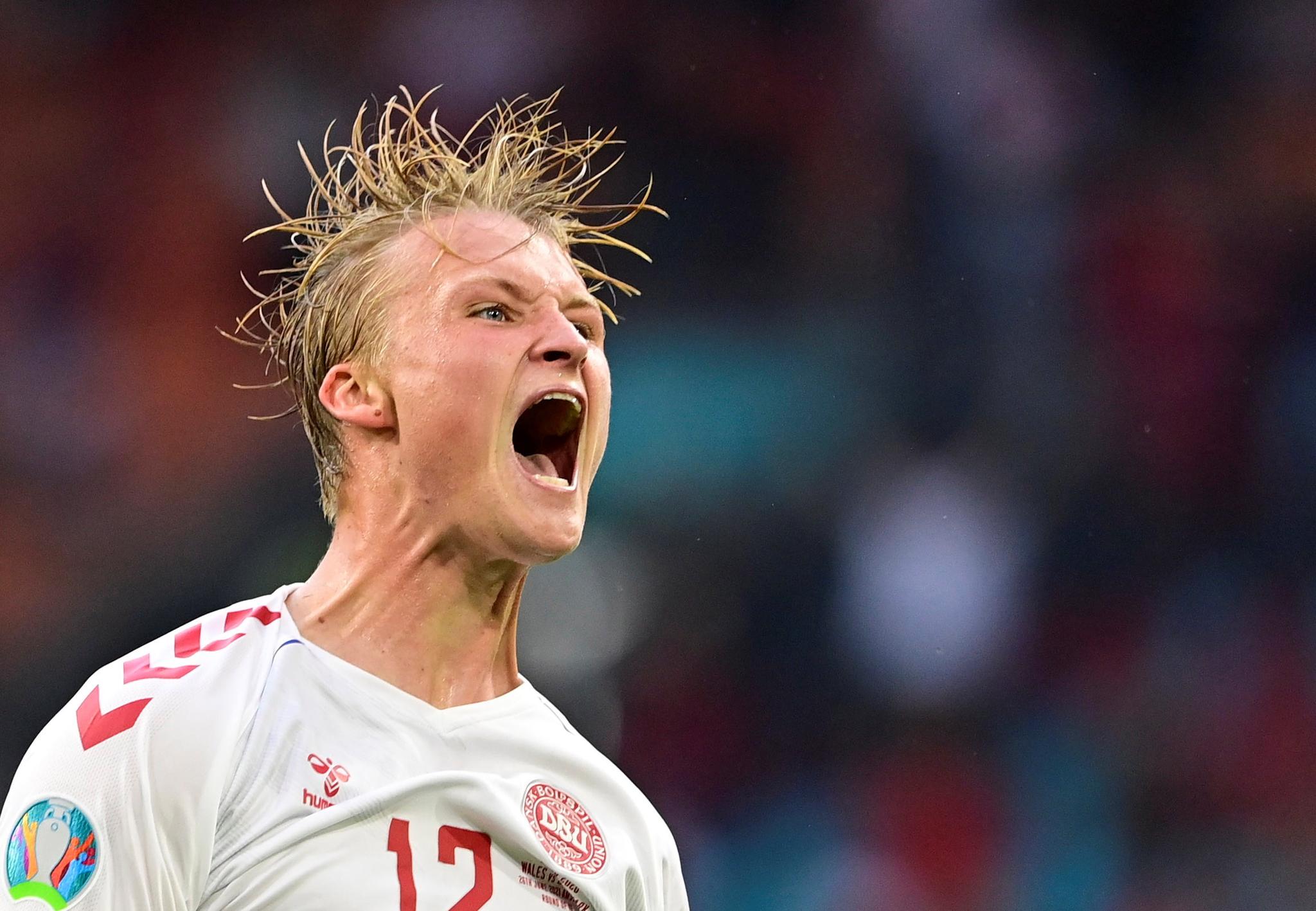 Danmarks Kasper Dolberg feirer scoring i kampen mot Wales.