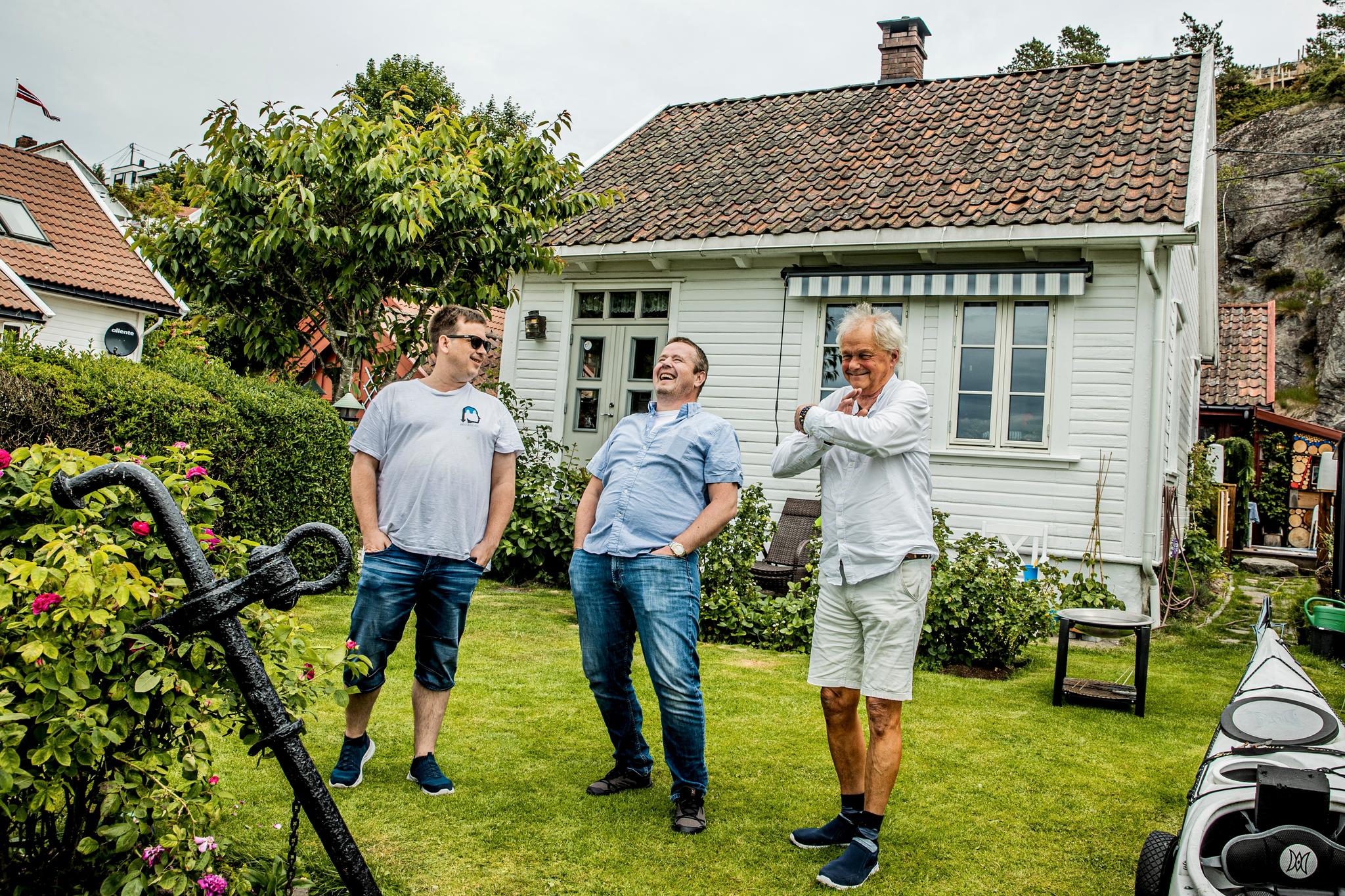 – Makten Høyre og Ap har brukt ethvert virkemiddel for å oppnå det de vil, sier Vidar Ertzeid hjemme i hagen sammen med Gisle Hillesund (t.v.) og Morten Mosberg (i midten).
