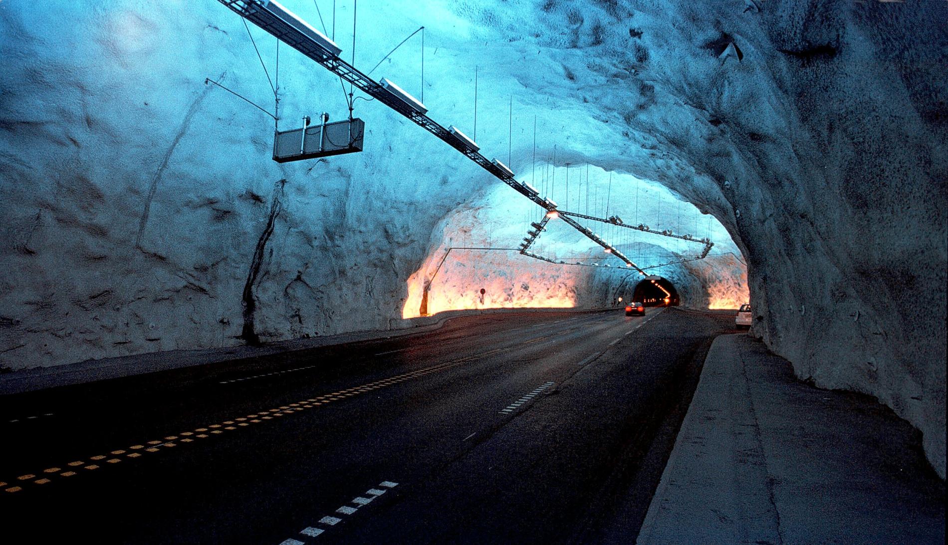 PASS FARTEN: Her i Lærdalstunnelen, verdens lengste tunnel, skal gjennomsnittsfarten din måles. Strekningen du blir målt er hele 19,5 kilometer lang.