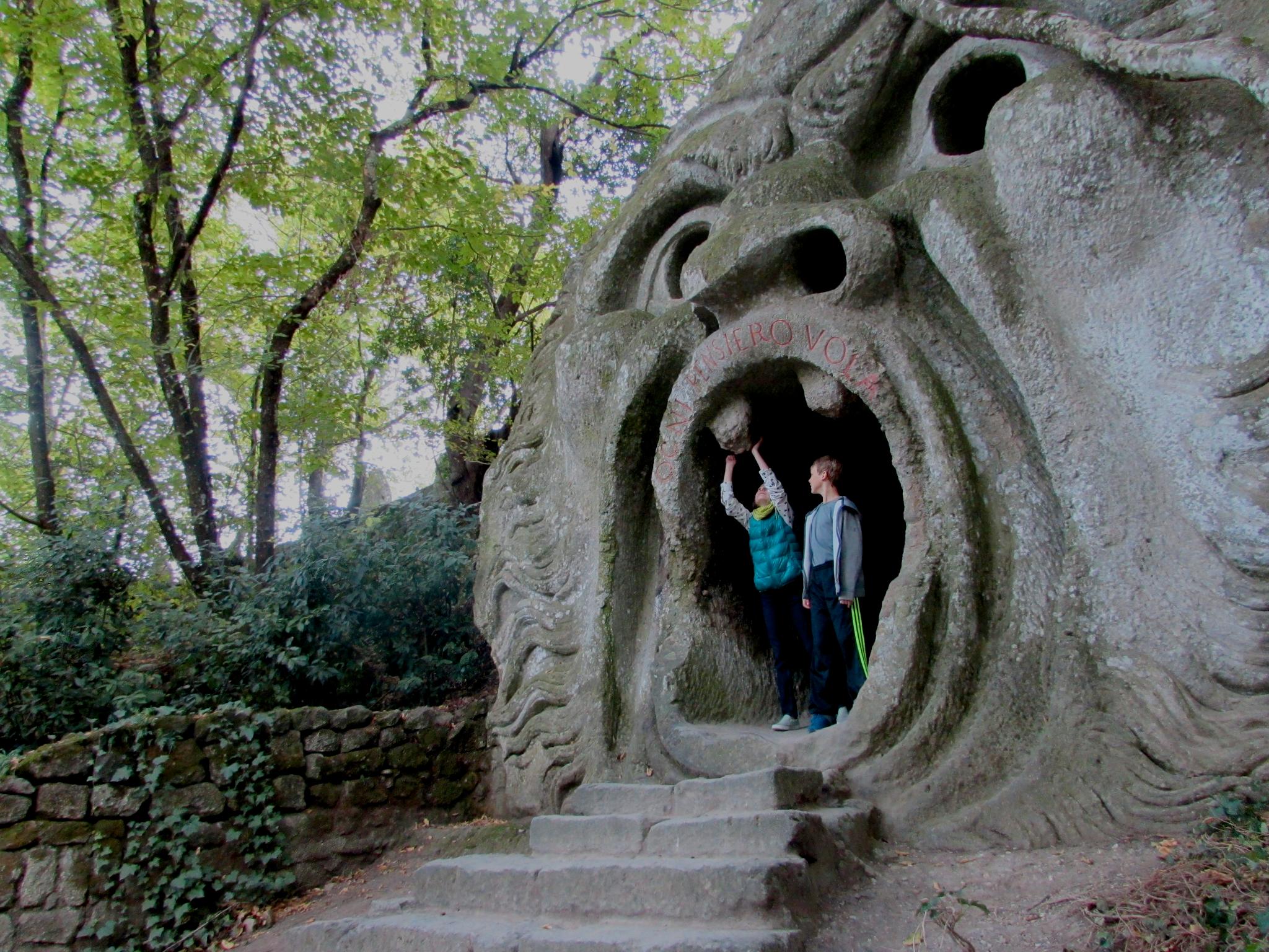 EN FANTASIVERDEN: Monsterparken Parco dei Mostri nord for Roma er full av store, merkelige statuer som pirrer fantasien. Statuen Orcus skal være et bilde på helvetes porter og kampen mellom det onde og det gode. Du kan gå inn i den, og inskripsjonen over åpningen betyr Alle tanker flyr.
