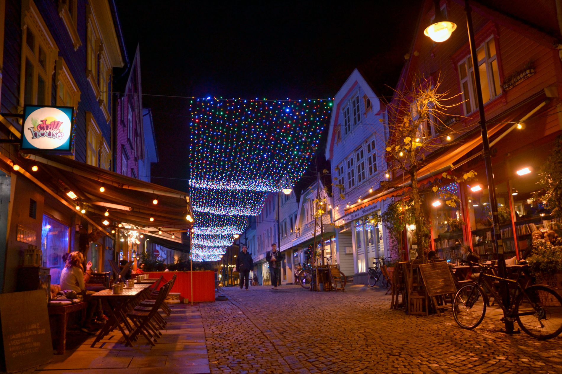 Lysteppet var først ment som en del av julebelysningen i sentrum. Nå har det blitt omdøpt til vinterlys og henger i Øvre Holmegate fra oktober til mars. Her fra da det først ble tatt i bruk i 2013. 