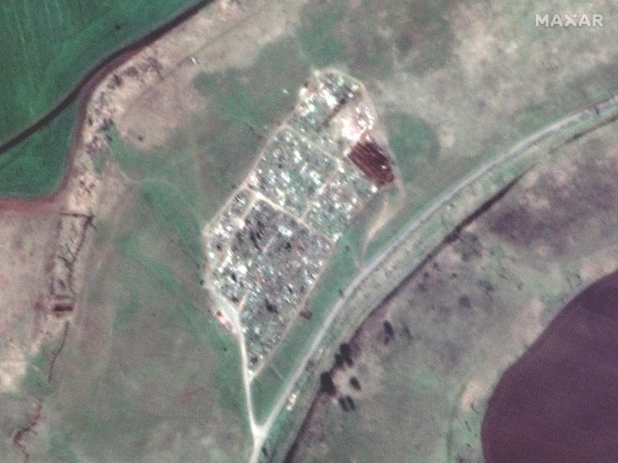 Satellittfoto viser det som skal være flere rader med nye graver som er laget i tilknytning til en kirkegård nær Vynohradne. 