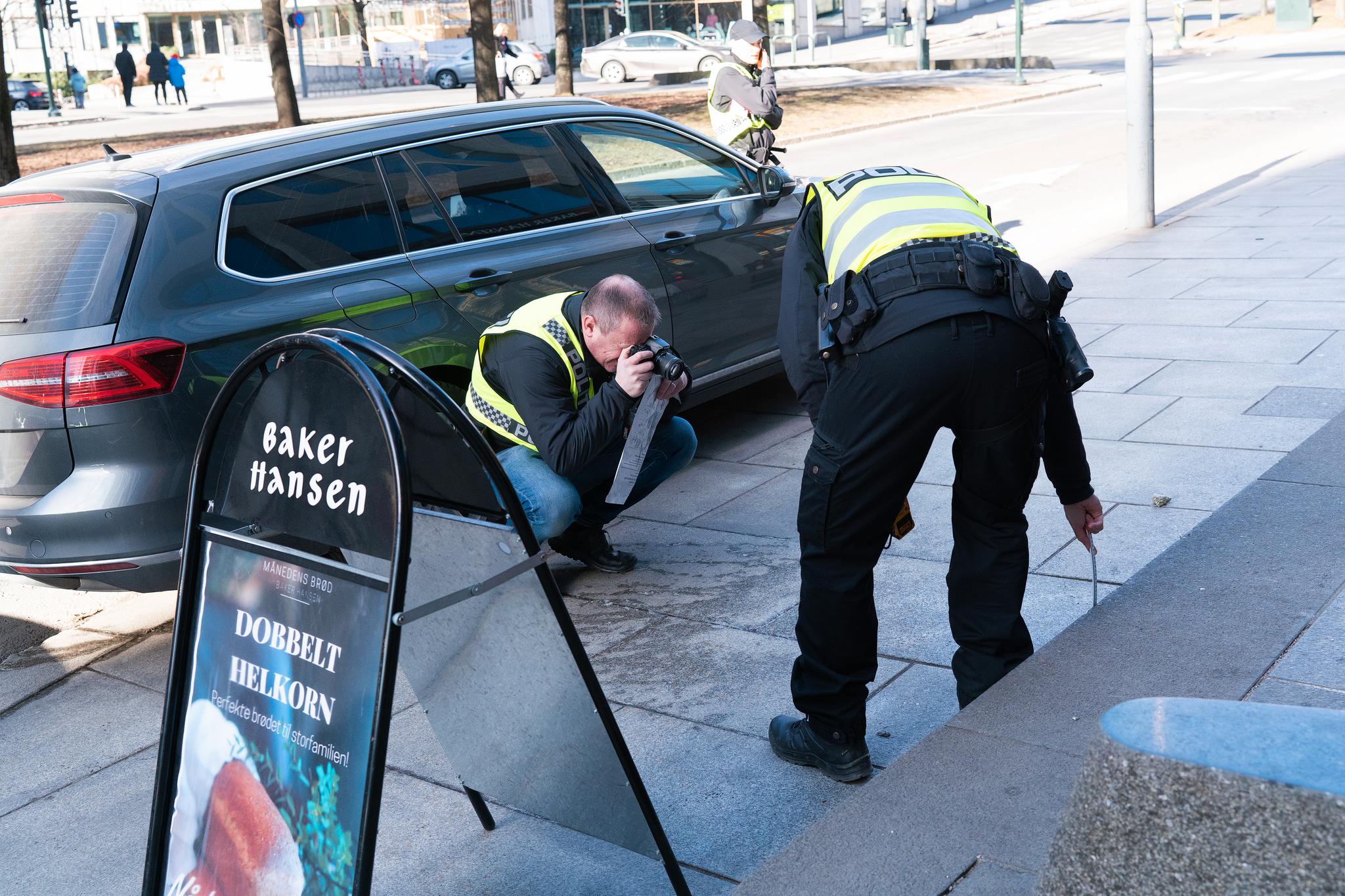 Politiet jobber på åstedet der en mann i 20-årene ble slått bevisstløs i Oslo natt til søndag.
