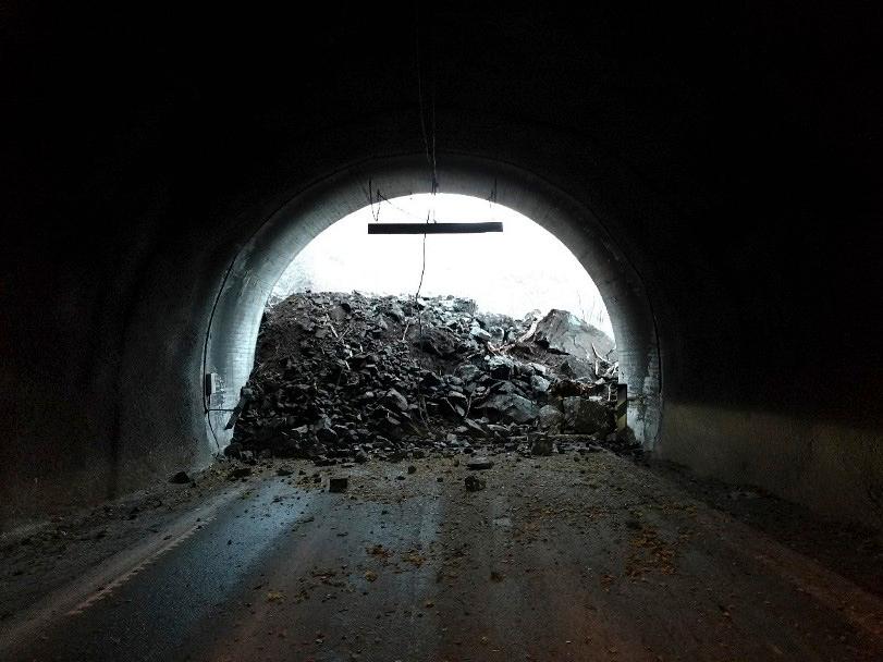 Raset sperrer en tunnel på fylkesvei 53 mellom Årdal og Lærdal. Foto: Politiet / NTB scanpix