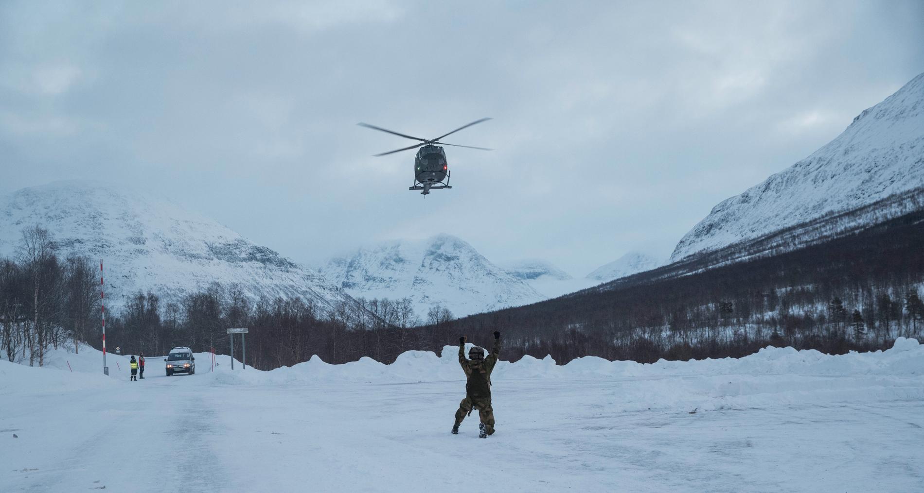 NYE SØK: Helikopter lander før det skal ut å søke etter skiløperne som er savnet i Blåbærfjellet. 