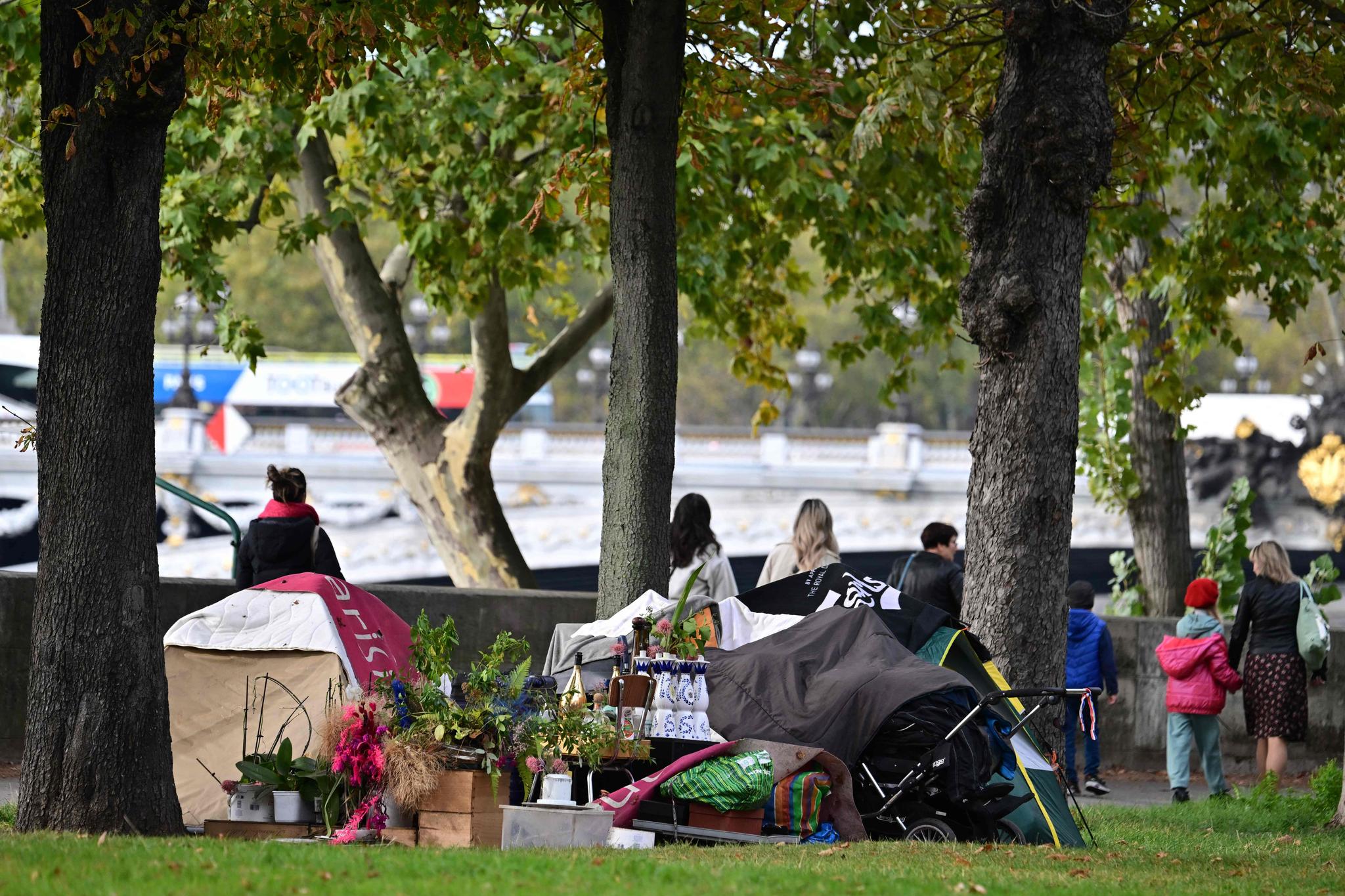 En teltleir ved Seinen i Paris.