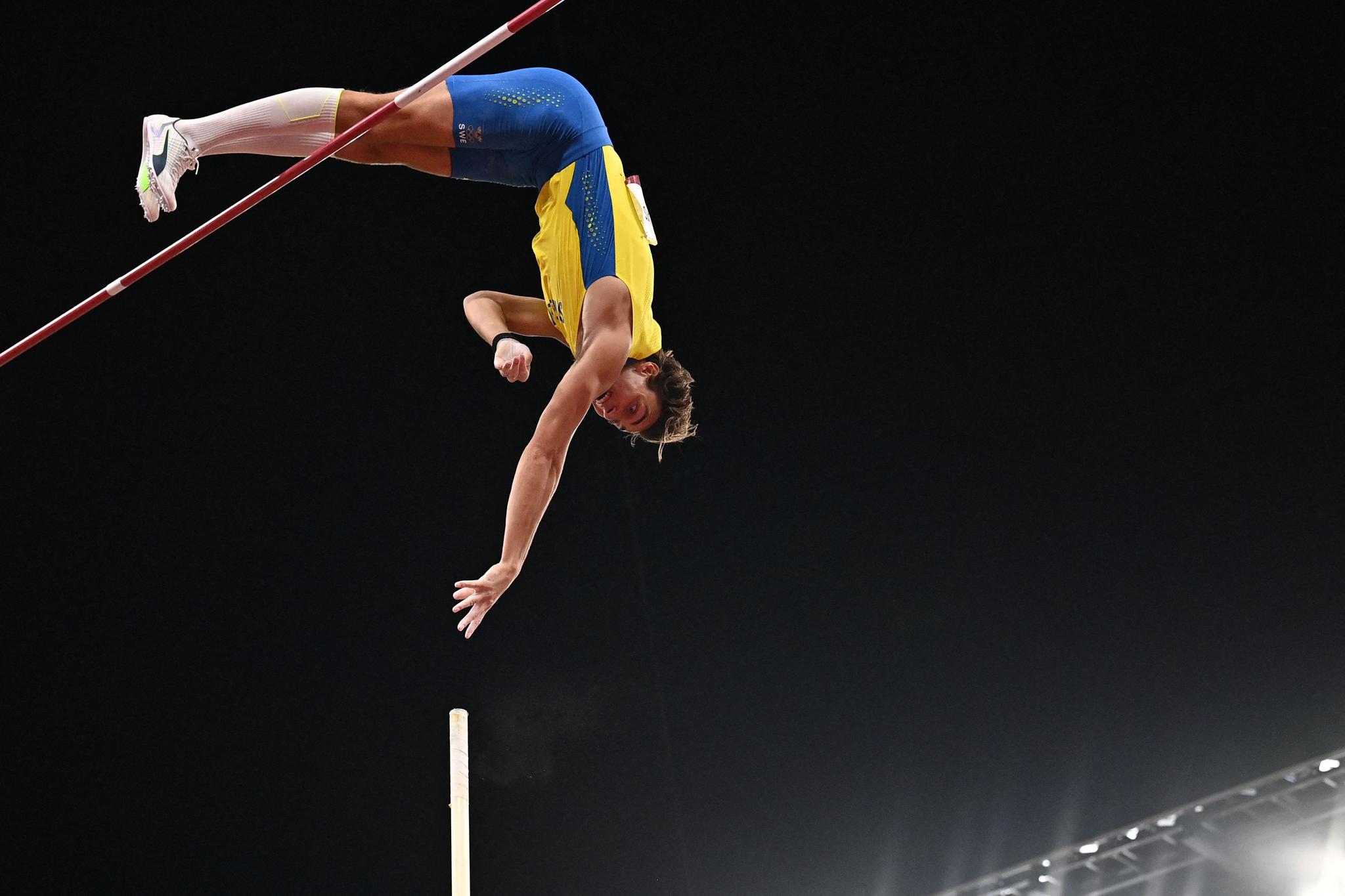 SVEVER HØYT: Svenske Armand Duplantis tok et suverent OL-gull, og forsøkte seg også på ny verdensrekord.