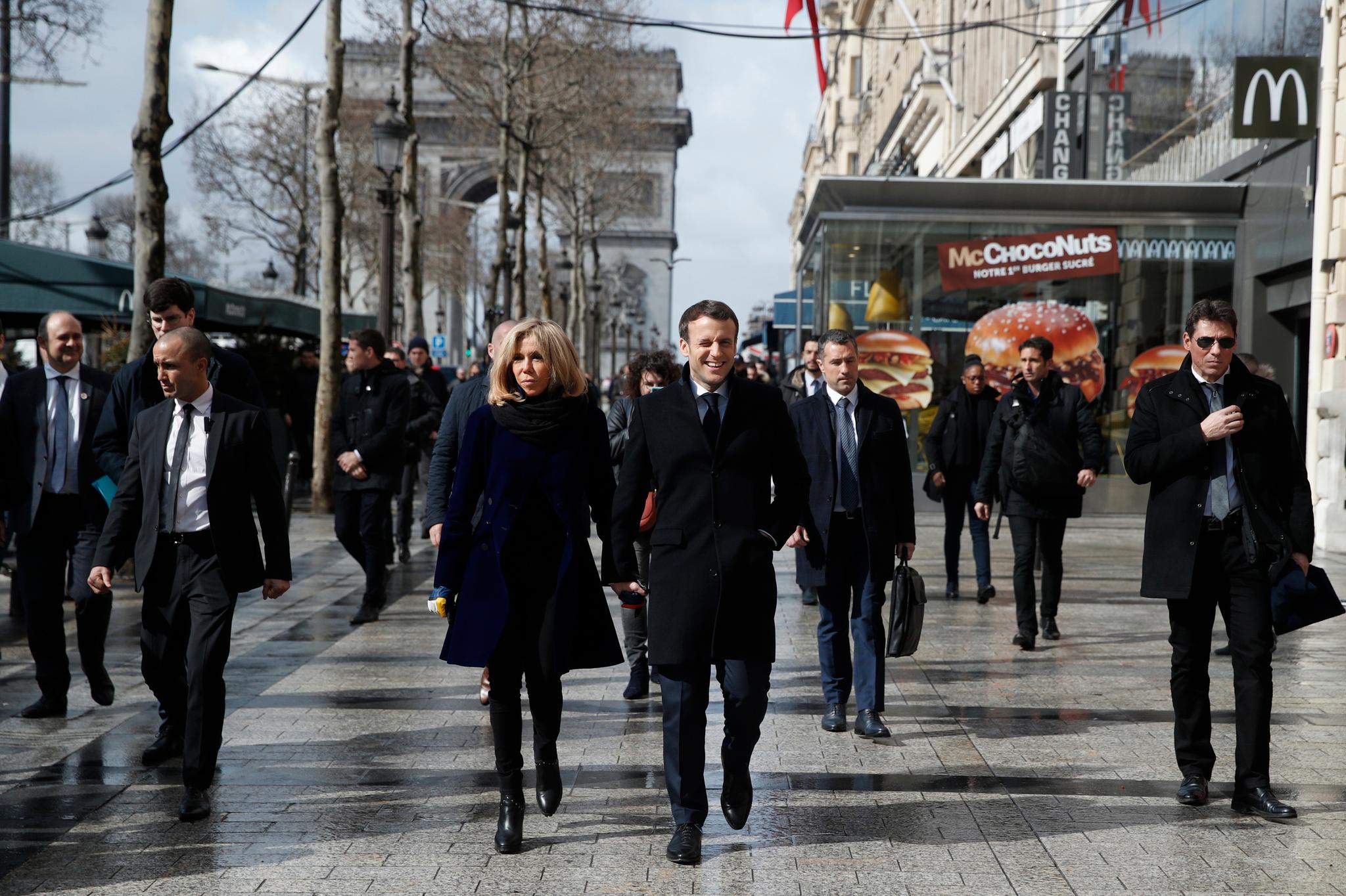 Emmanuel Macron sliter fortsatt med å bli kvitt stemplet som «de rikes president». Her er han og presidentfrue Brigitte Macron på vei til et arrangement på paradegaten Champs-Élysées.