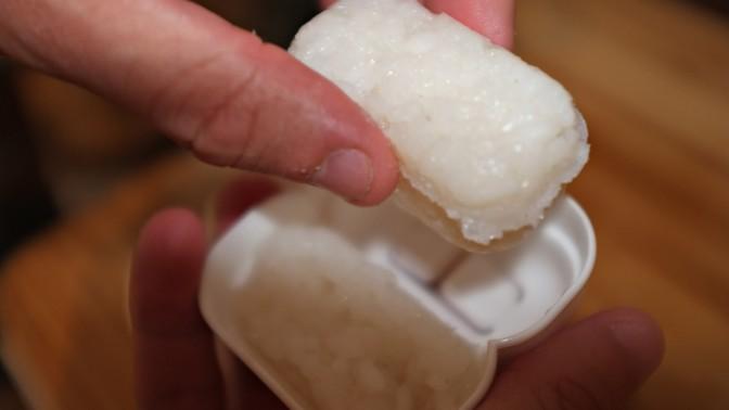 Bruk nigiri-formen til å presse ut risbitene. Bruk nigiri-formen til å presse ut risbitene. Foto: Damares Stenbakk.