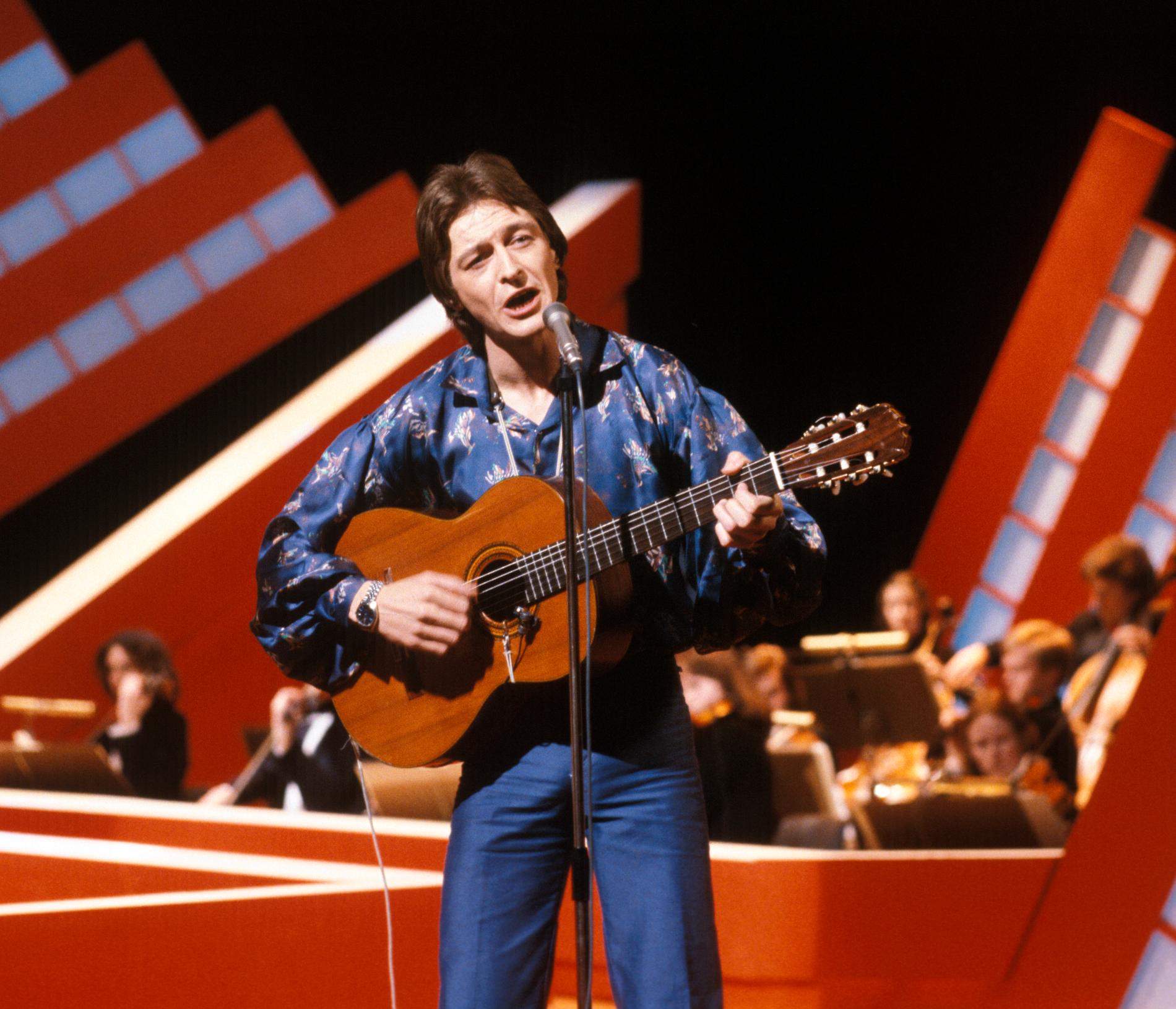 GRAND PRIX: Sverre Kjelsberg på scenen i den norske finalen i Melodi Grand Prix i 1980. Han deltok sammen med Mattis Hætta med låta «Sami Ædnan".