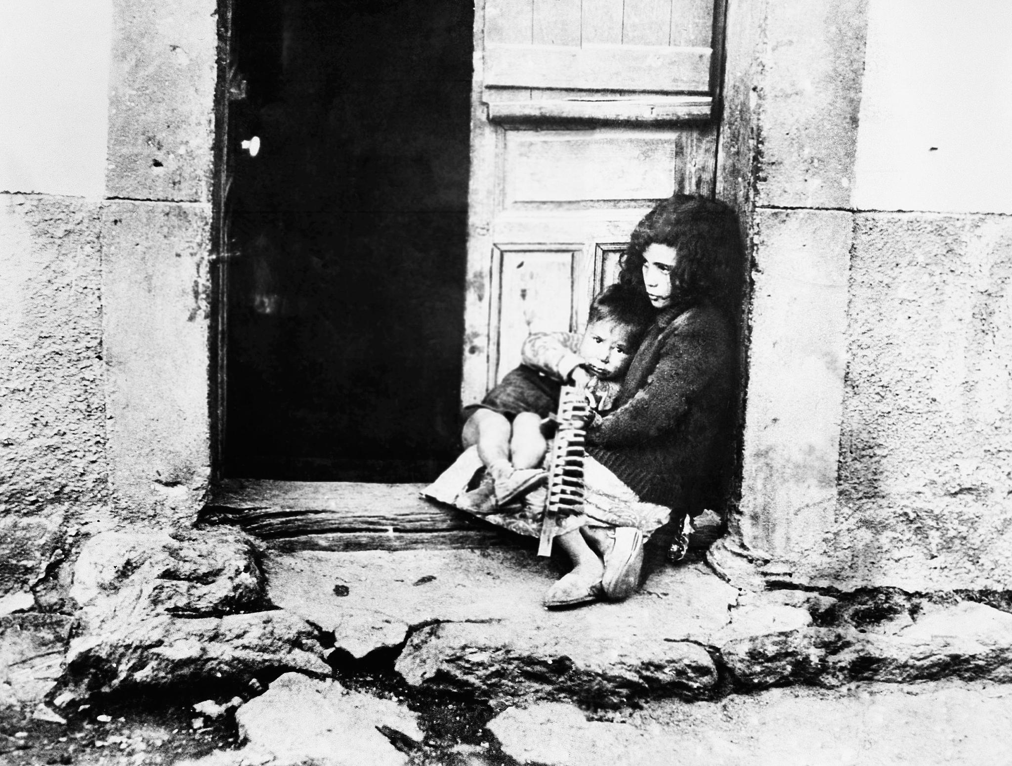 De sivile betalte en høy pris under den spanske borgerkrigen. Bildet viser et søskenpar som ble foreldreløse etter at landsbyen deres ble beskutt med granater både av nasjonalister og regjeringsstyrker i august 1936. 
