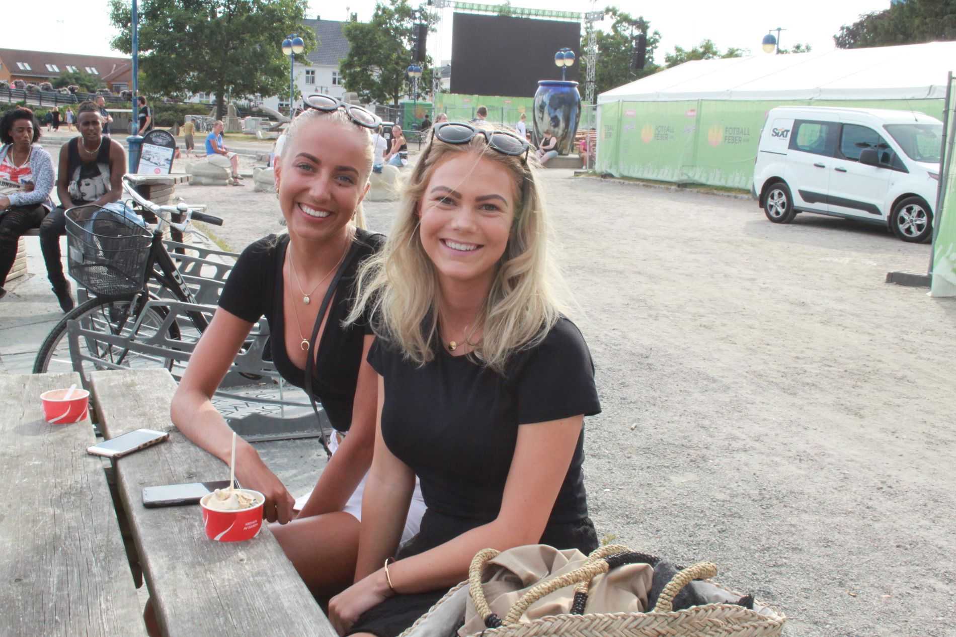 Heidi Larsen (20) (t.v.) og Ingrid Markussen (20) kom tidlig for å sikre seg plasser til kveldens utekino.