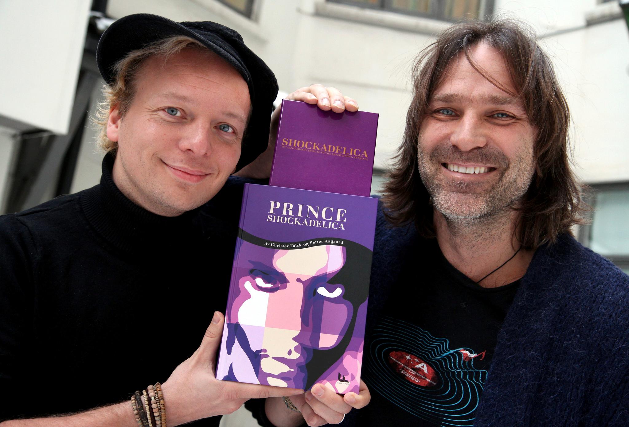 Christer Falck (t.h.) og Petter Aagaard har sammen skrevet boken Prince, "Shockadelica". Nå inviteres en rekke norske artister til tributekonsert for den avdøde artisten.