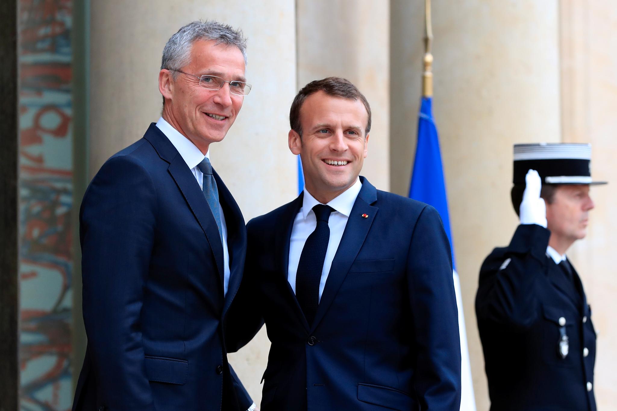 Frankrikes president Emmanuel Macron tar imot NATOs generalsekretær til et møte i Elyséepalasset i Paris i mai i år. Søndag møtes de igjen under minnemarkeringen for slutten på første verdenskrig.