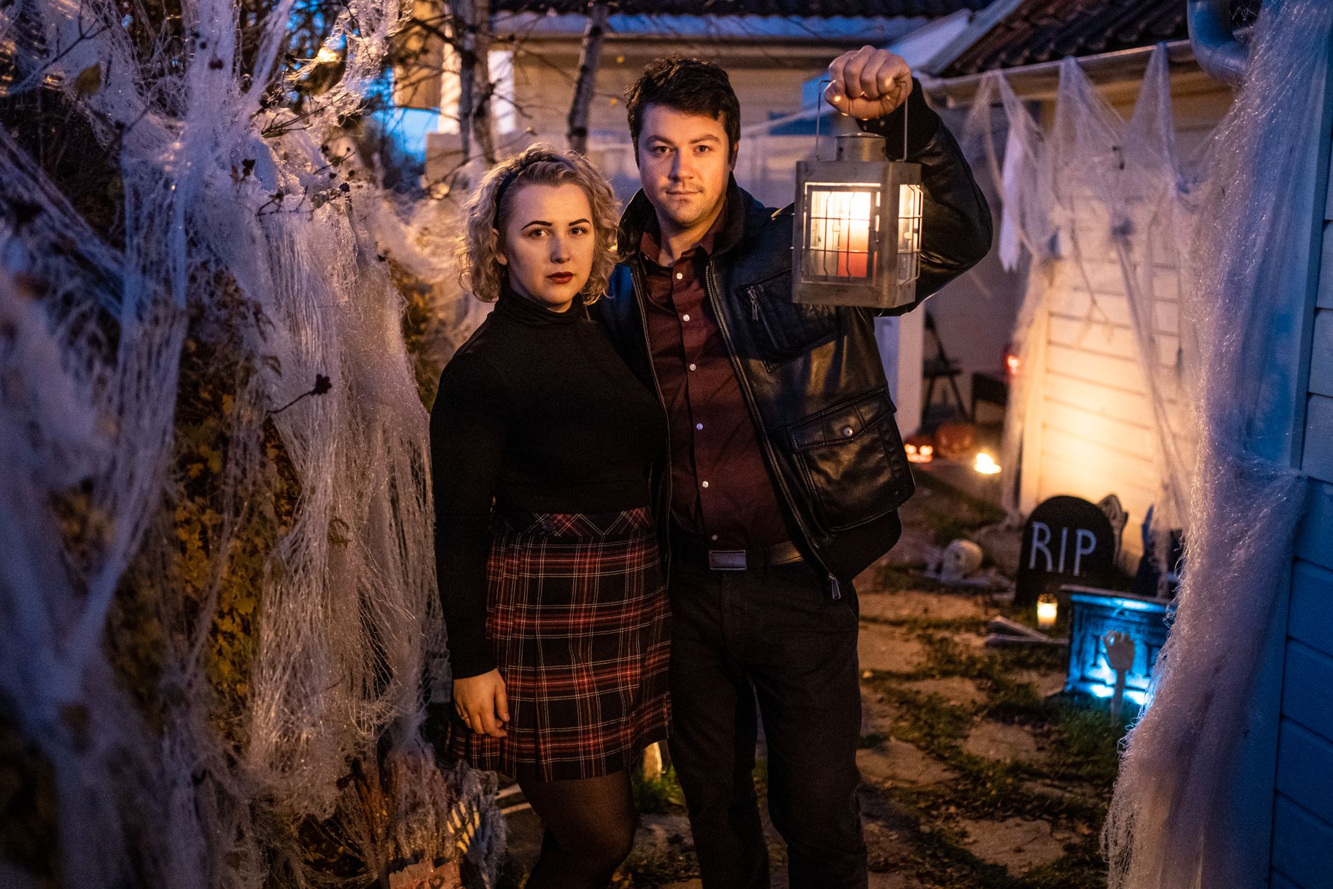 Maria Revheim Eilertsen (24) og John Henrik Thorbjørnsen (28) prøver å overgå halloween-dekorasjonen år etter år. 
