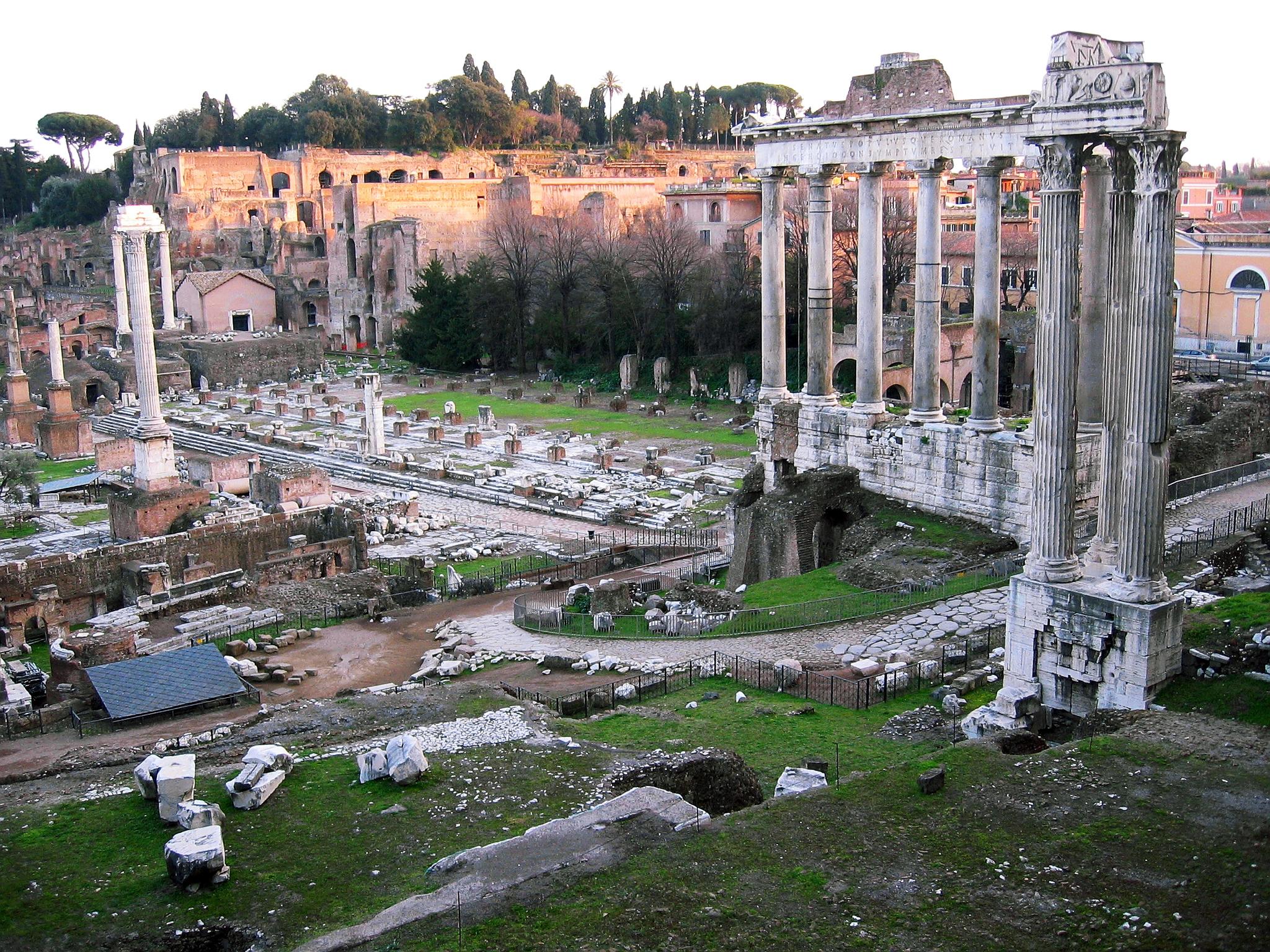 Startskuddet for halvmaratonet i Roma, går inne i Forum Romanum.