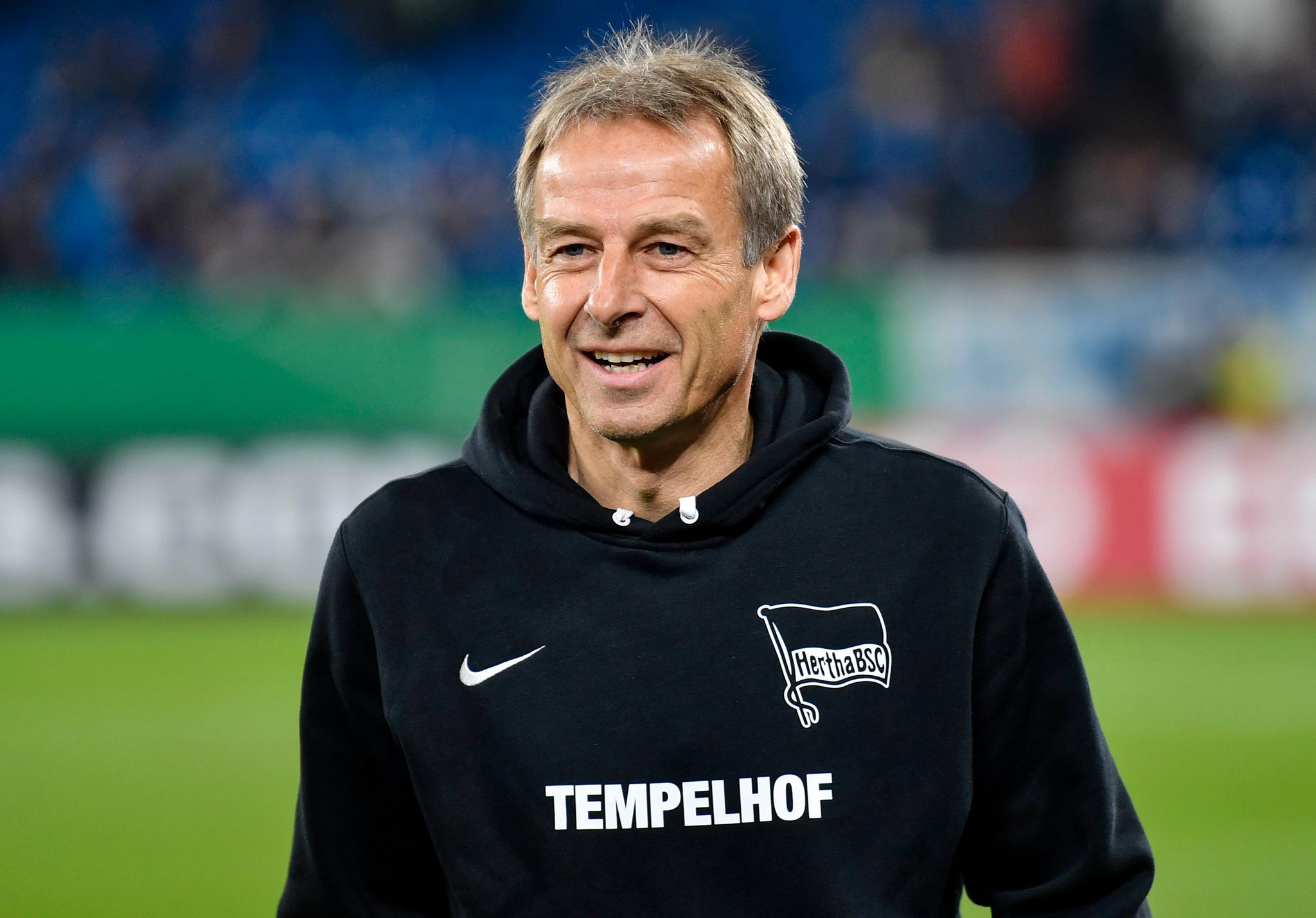 Jürgen Klinsmann trekker seg fra trenerjobben i Hertha Berlin.