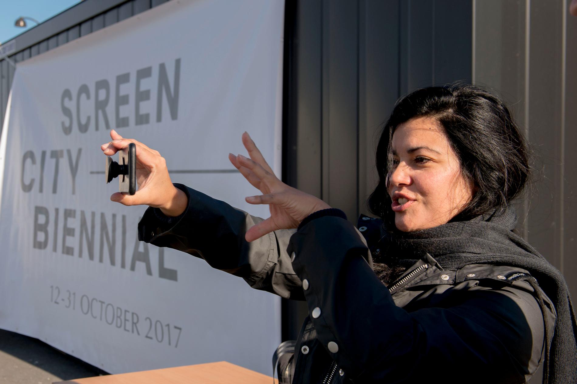  Daniela Arriado foran én av containerne ved Tollboden hvor det vil være utstilling av VR-kunst.  