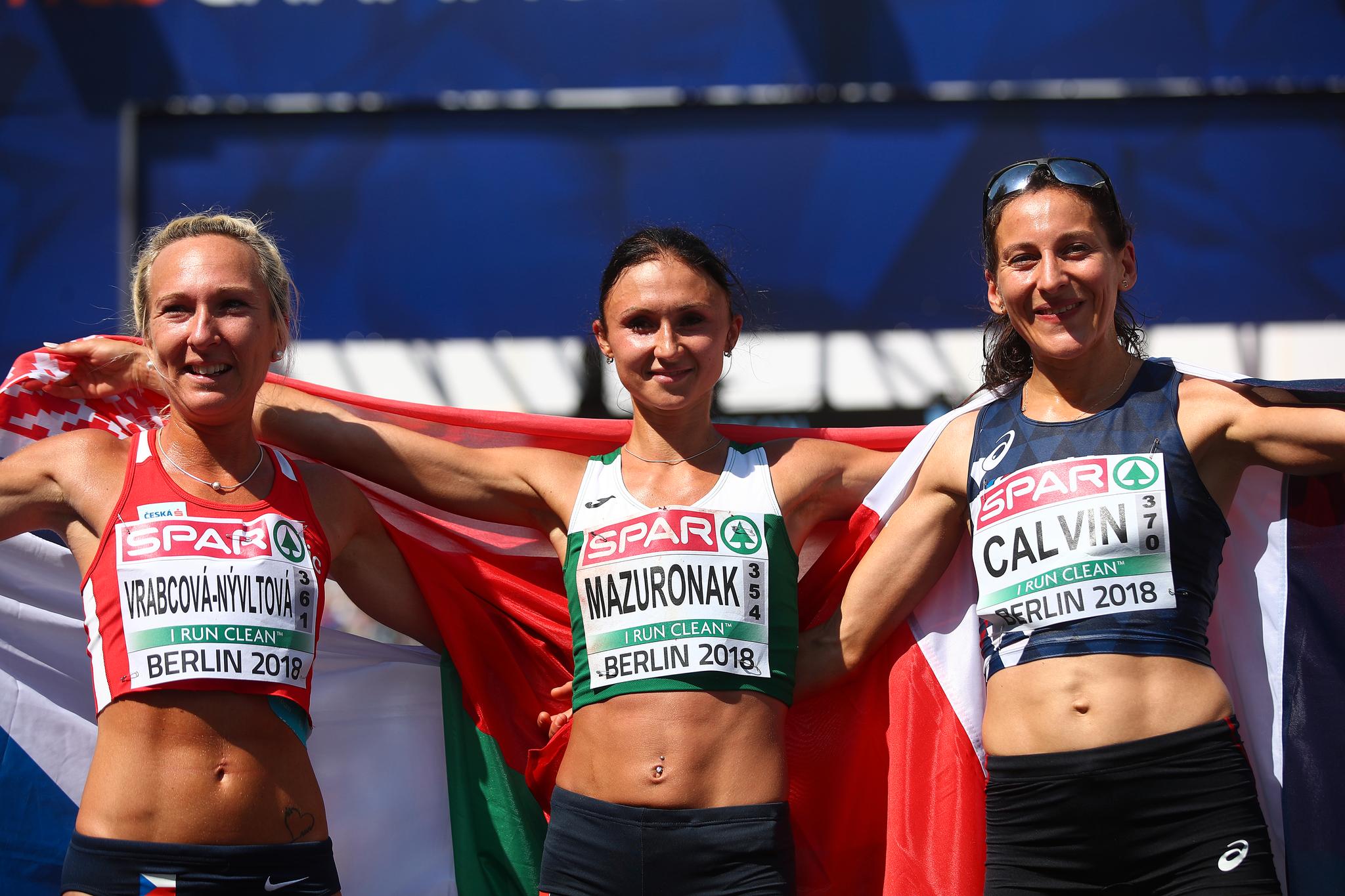 PALLEN: Volha Mazuronak feirer seieren. Sølvvinner Clemence Calvin fra Frankrike til høyre, bronsevinner Eva Vrabcova-Nyvltova fra Tsjekkia til venstre.