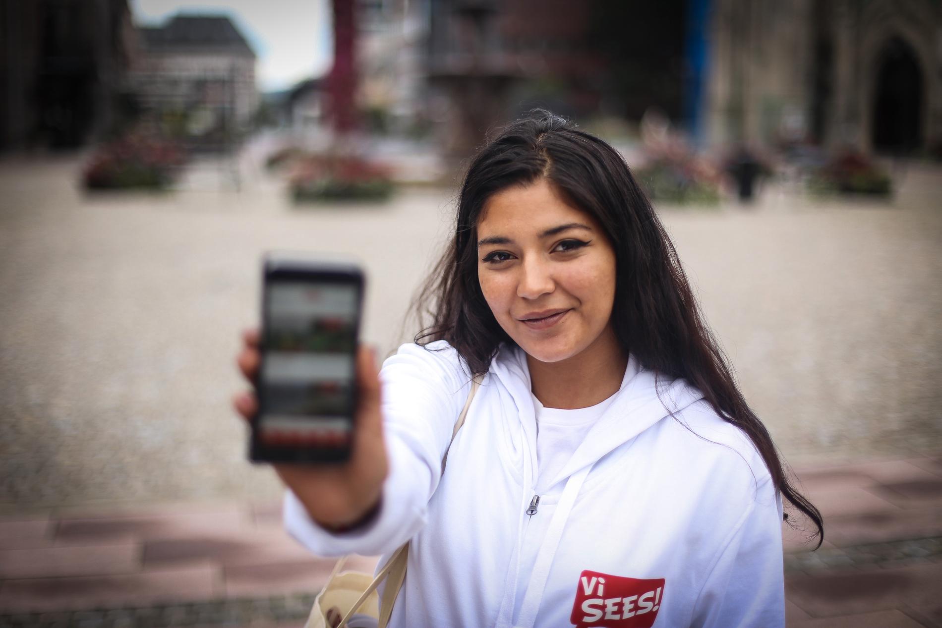 Aline Lima (24) er en av de unge fra prosjektgruppen som har vært med å utvikle arrangement-appen SEES, i samarbeid med Kristiansand kommune. Appen ble lansert 19. august.