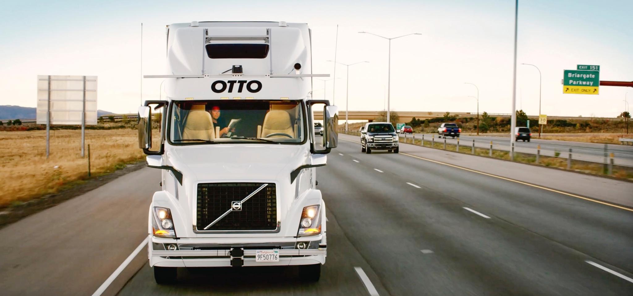 Bildet er hentet fra en video produsert av Otto, som har laget "selvkjøringssystemer" for langtransport. I videoen forlater plutselig sjåføren setet.