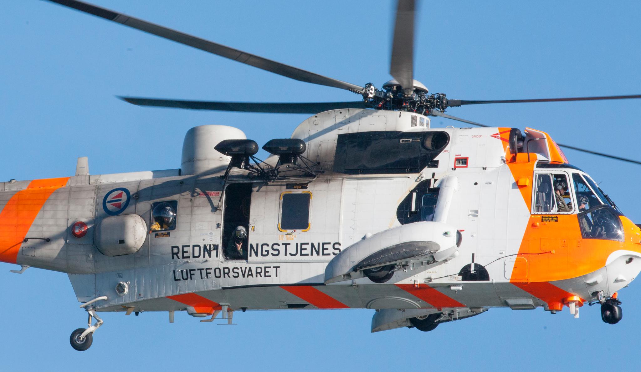 Både et Sea King-helikopter fra luftforsvaret (bildet) og et ambulansehelikopter ble satt inn i letingen etter en mann som falt ned en fjellside i Lofoten og døde fredag. Arkivfoto: Torstein Bøe / NTB scanpix