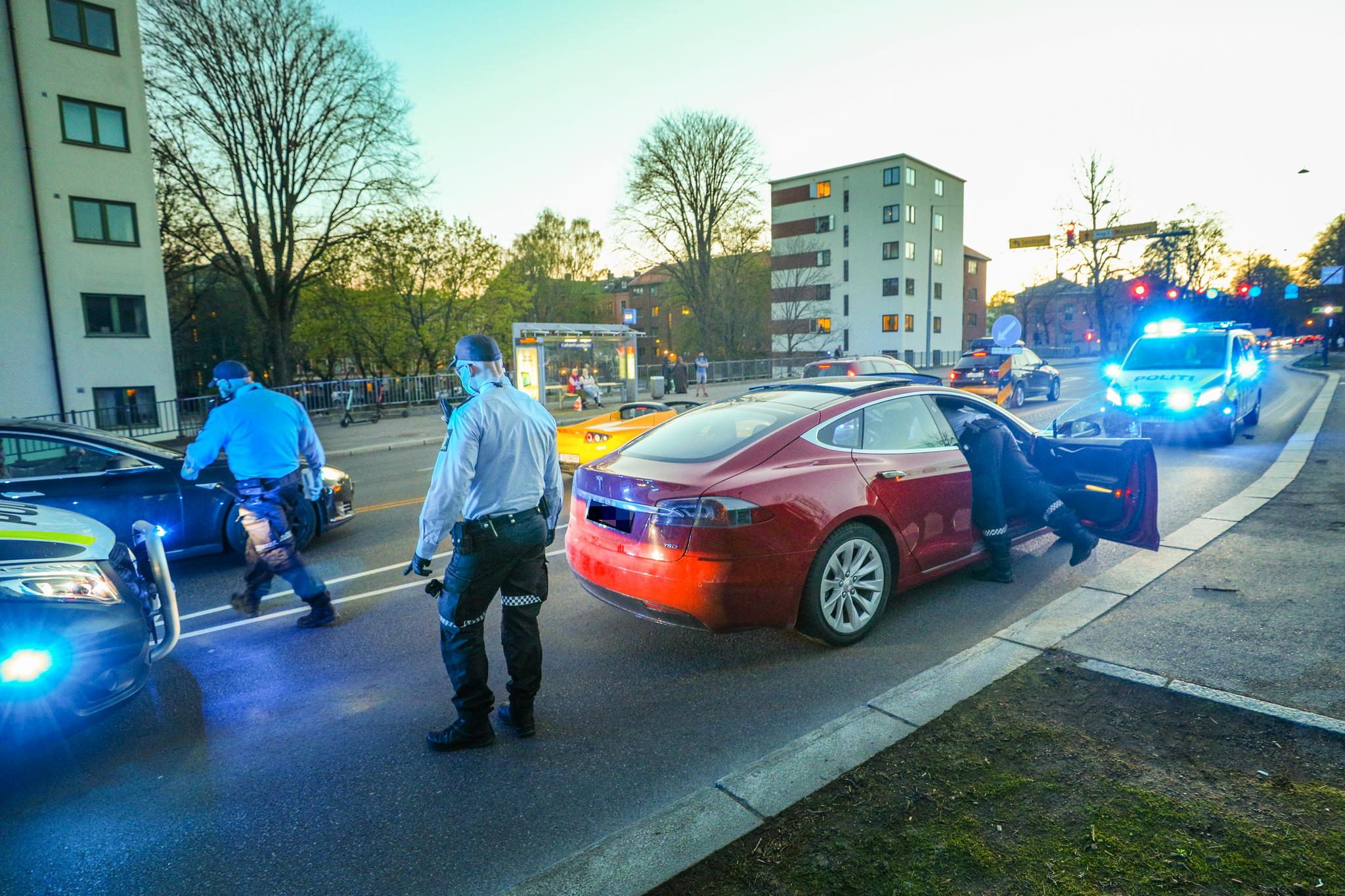 Fem menn ble pågrepet etter at politiet stanset denne røde Teslaen i Christian Michelsens gate. 