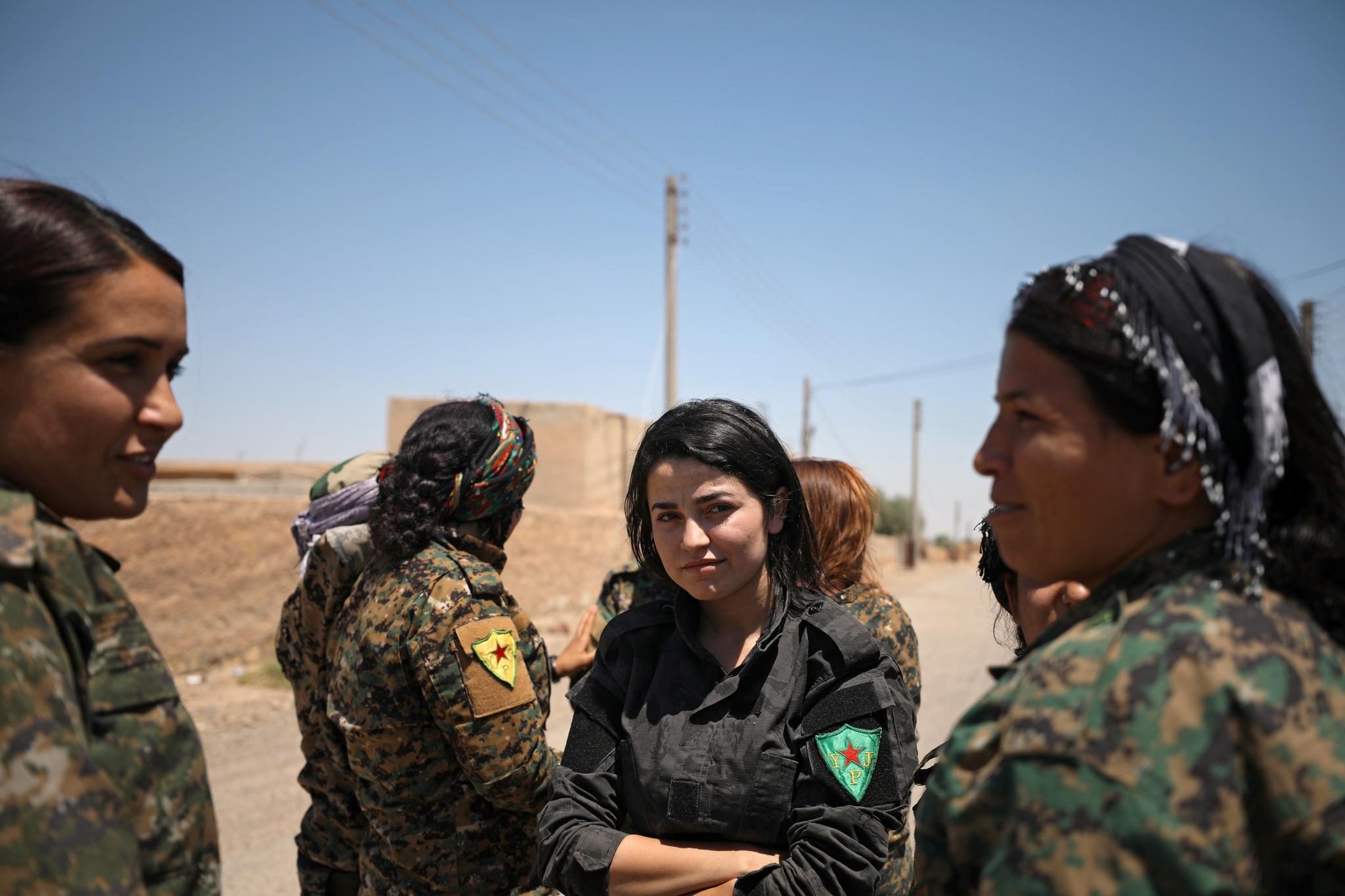  IS forsøker å forsvare seg mot disse kvinnelige SDF-krigerne (Syrian Democratic Forces) i utkanten av Raqqa. Bildet er tatt den 7. juni 2017. 