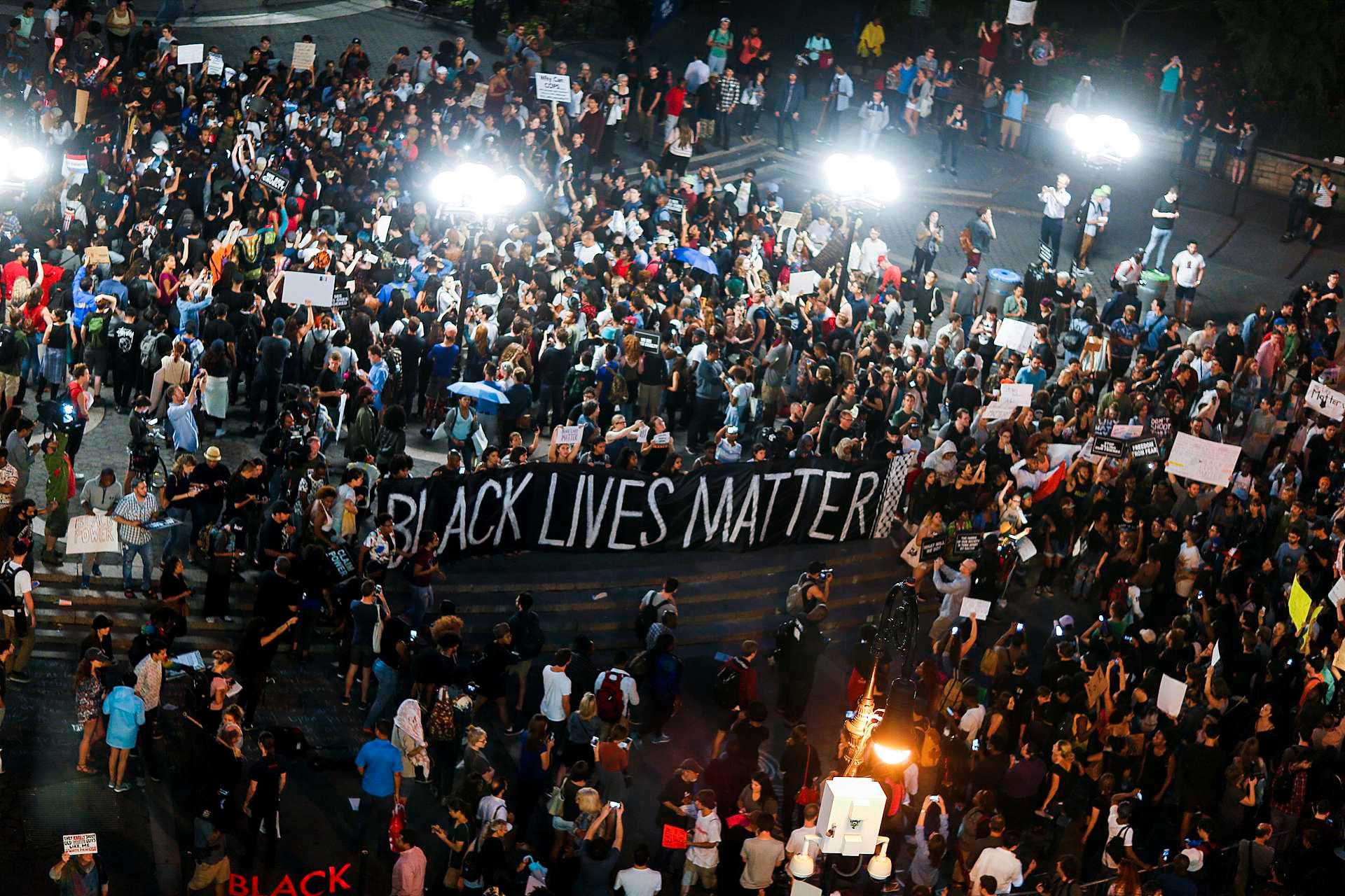 Bildet er fra en stor demonstrasjon mot politivold i støtte for Black Lives Matter-bevegelsen i New York, 9. Juli.