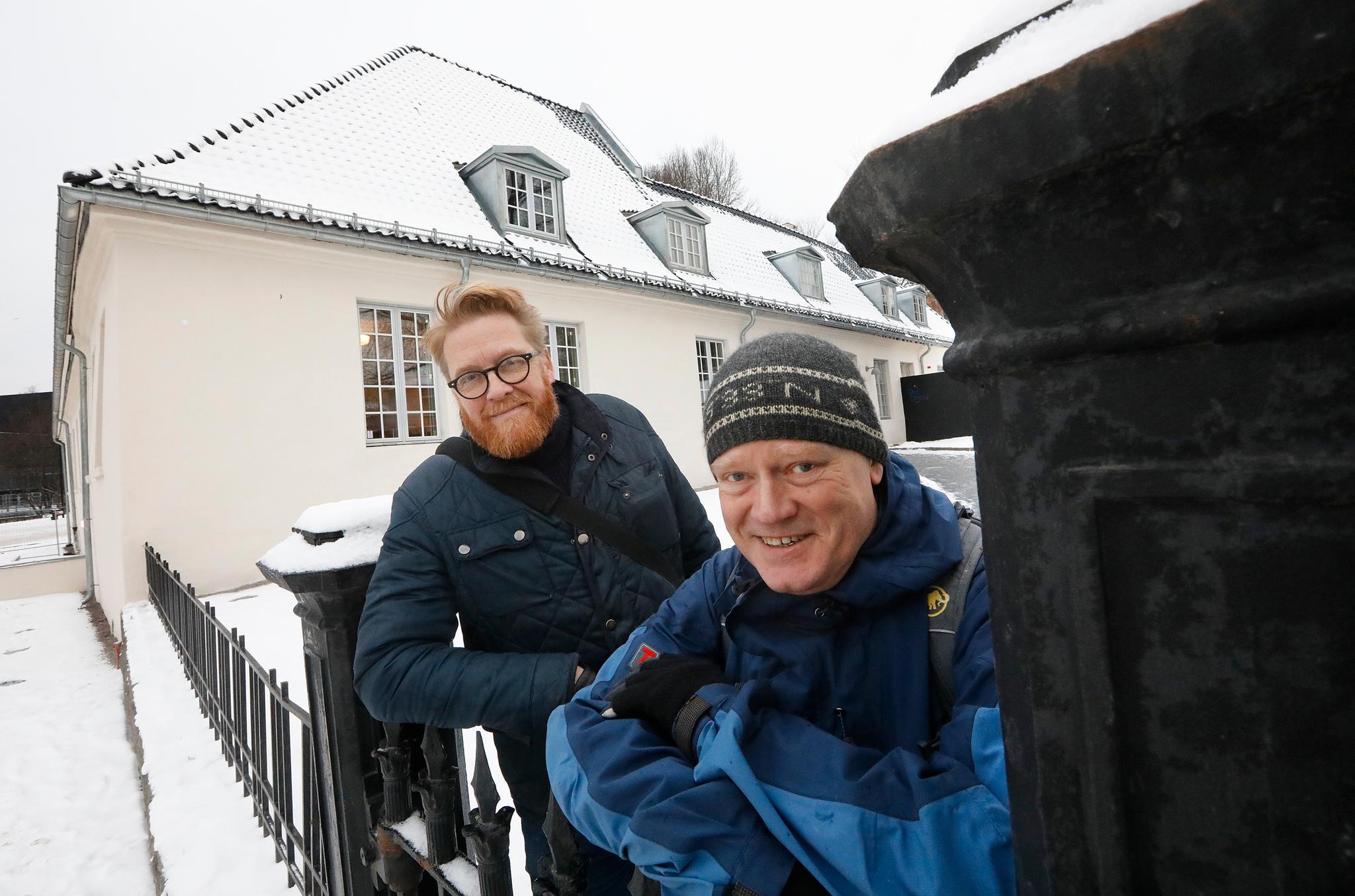Ansvarlig arkitekt Frank Trømborg Bjørnsen og kulturminnerådgiver Jens Treider sier gårdens historie tilsier at den like gjerne kunne blitt oker- eller rødfarget.   