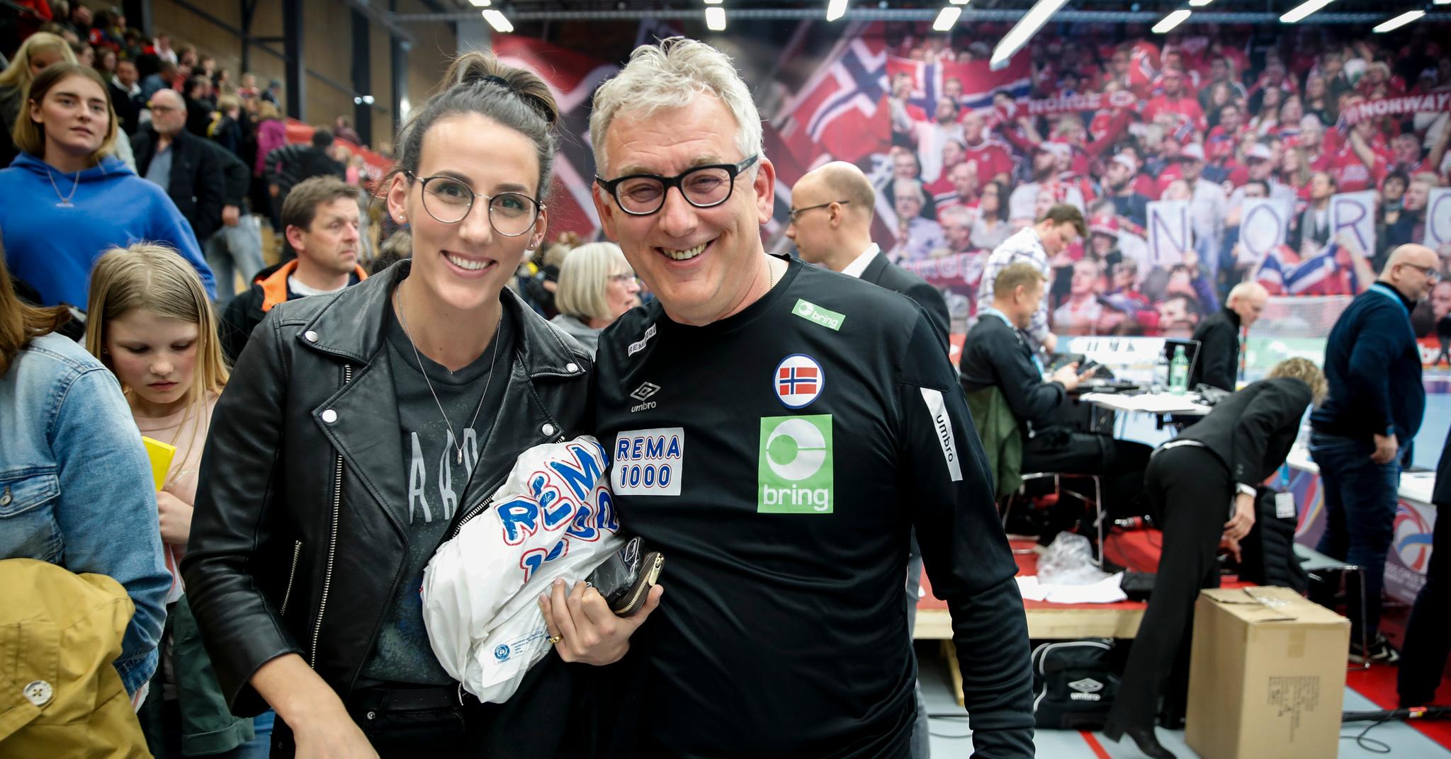 Marta Tomac sammen med pappa Zeljko Tomac i forbindelse med en herrelandskamp i Arendal mellom Norge og Sverige. 