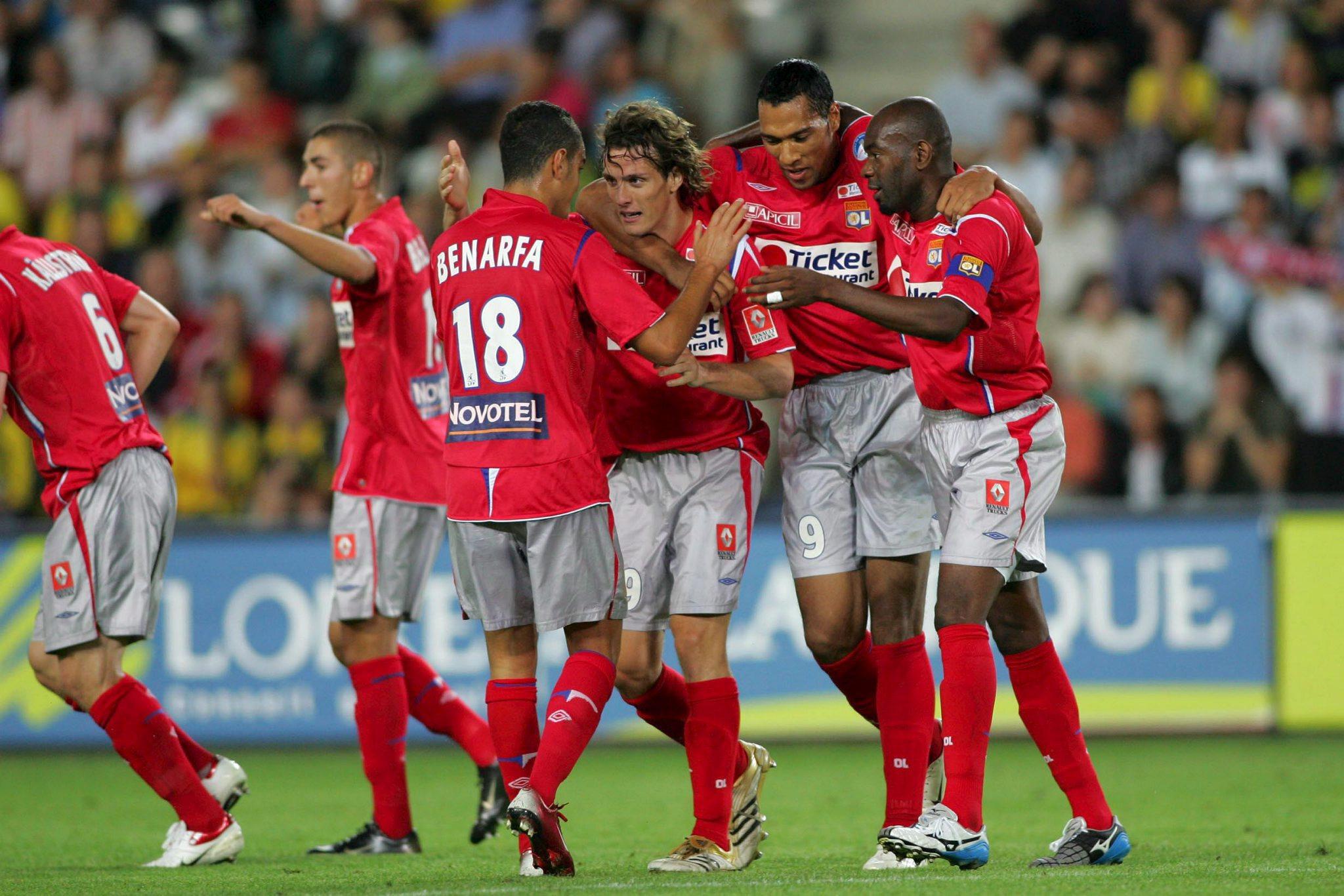 LÆREGUTT: Karim Benzema kan skimtes til venstre i bildet mens John Carew jubler sammen med Hatem Ben Arfa, Sebastien Squillaci og Claudio Cacapa etter en scoring mot Nantes i august 2006. 
